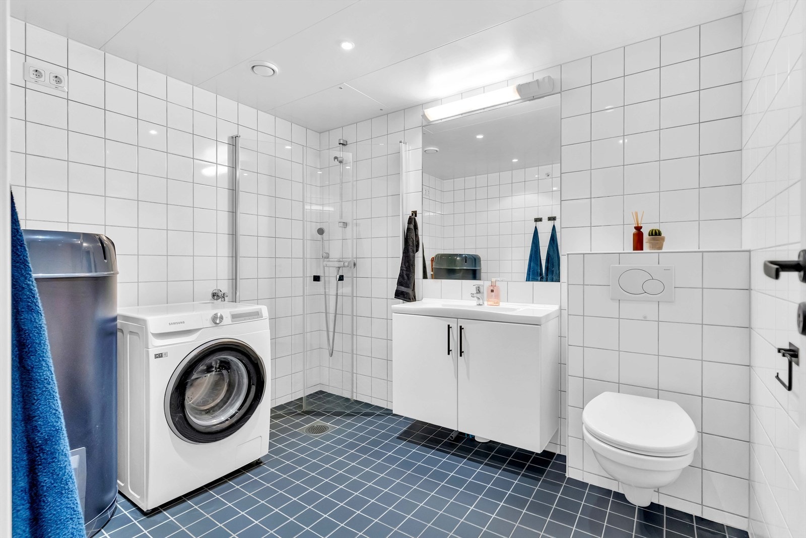 Badet er helfliset med fliser på både gulv og vegger, og har behagelig elektrisk gulvvarme. Galleribilde
