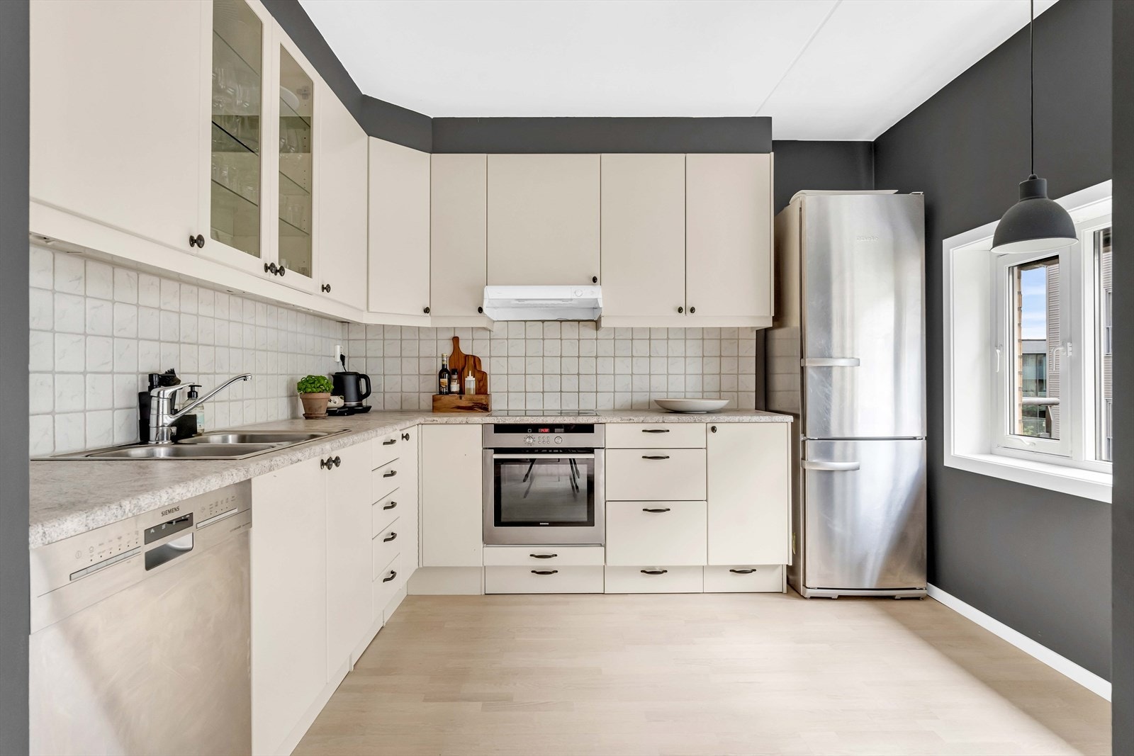 Innredningen er fra Sigdal og har slette fronter, nedfelt oppvaskkum og ettgreps blandebatteri. Hvitevarene består av frittstående oppvaskmaskin og kjøl/frys, samt integrert ovn og platetopp. Galleribilde
