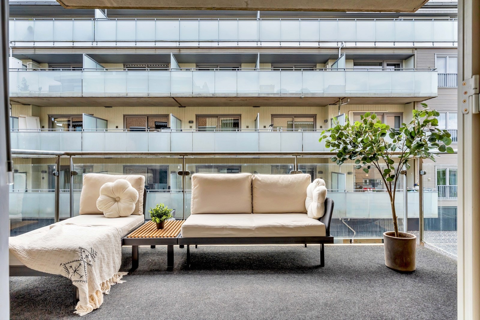 Balkongen er overbygd og har rekkverk i glass som gir et moderne preg. Galleribilde