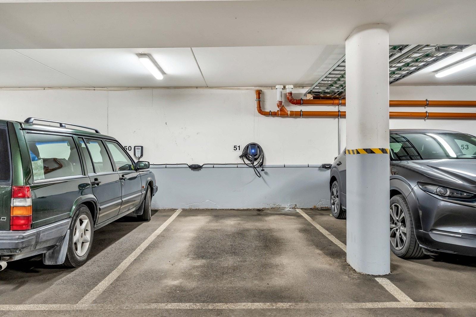 Garasjeplass m/lader. Galleribilde