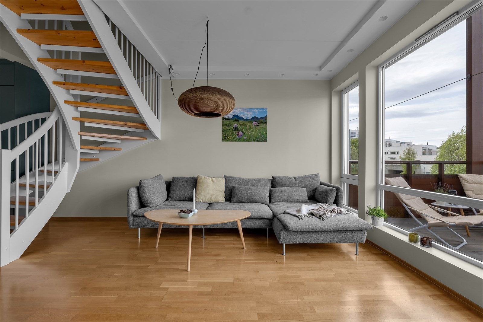 Store vindusflater sikrer godt med naturlig lysinnslipp Galleribilde