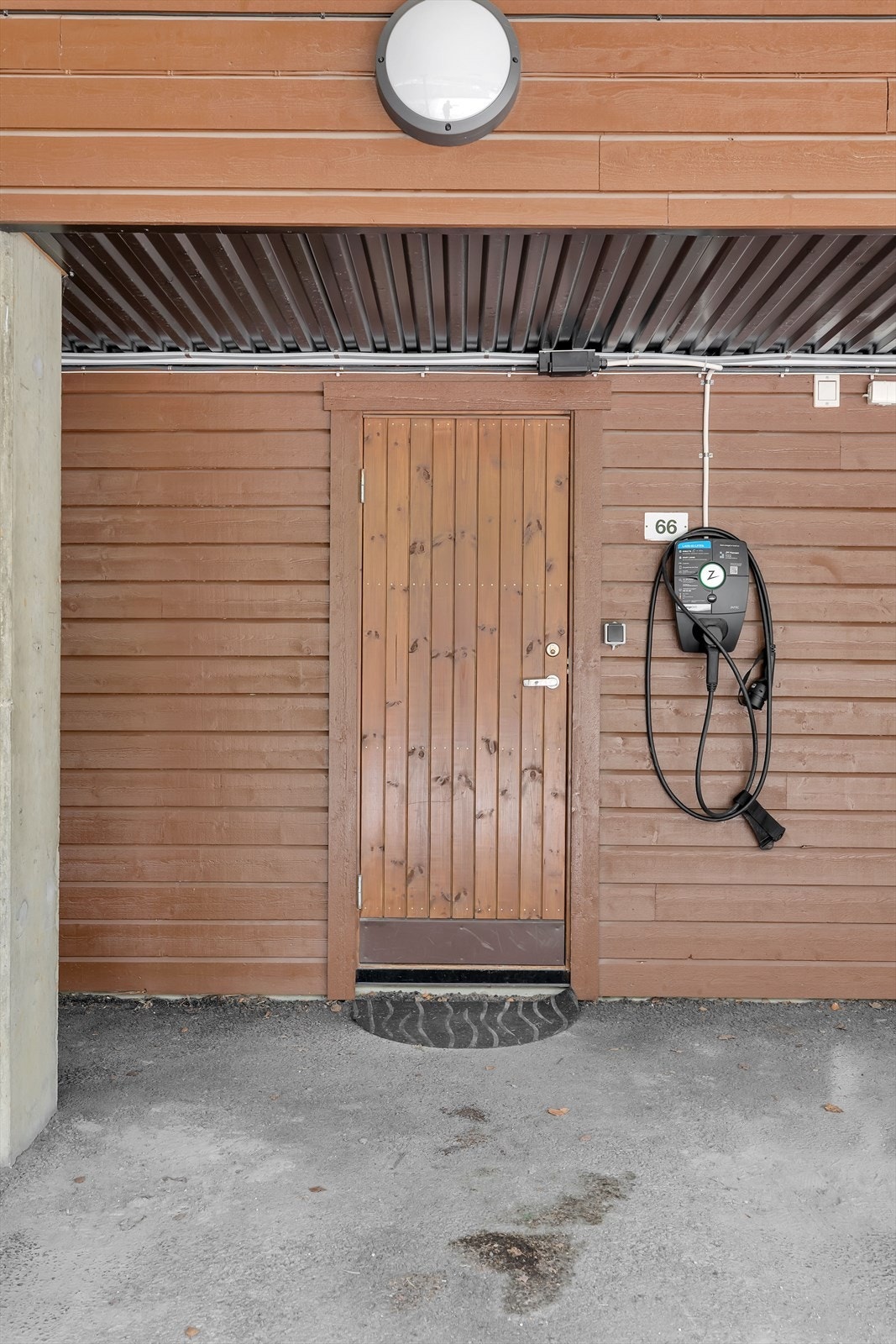 Fast parkeringsplass med elbillader Galleribilde