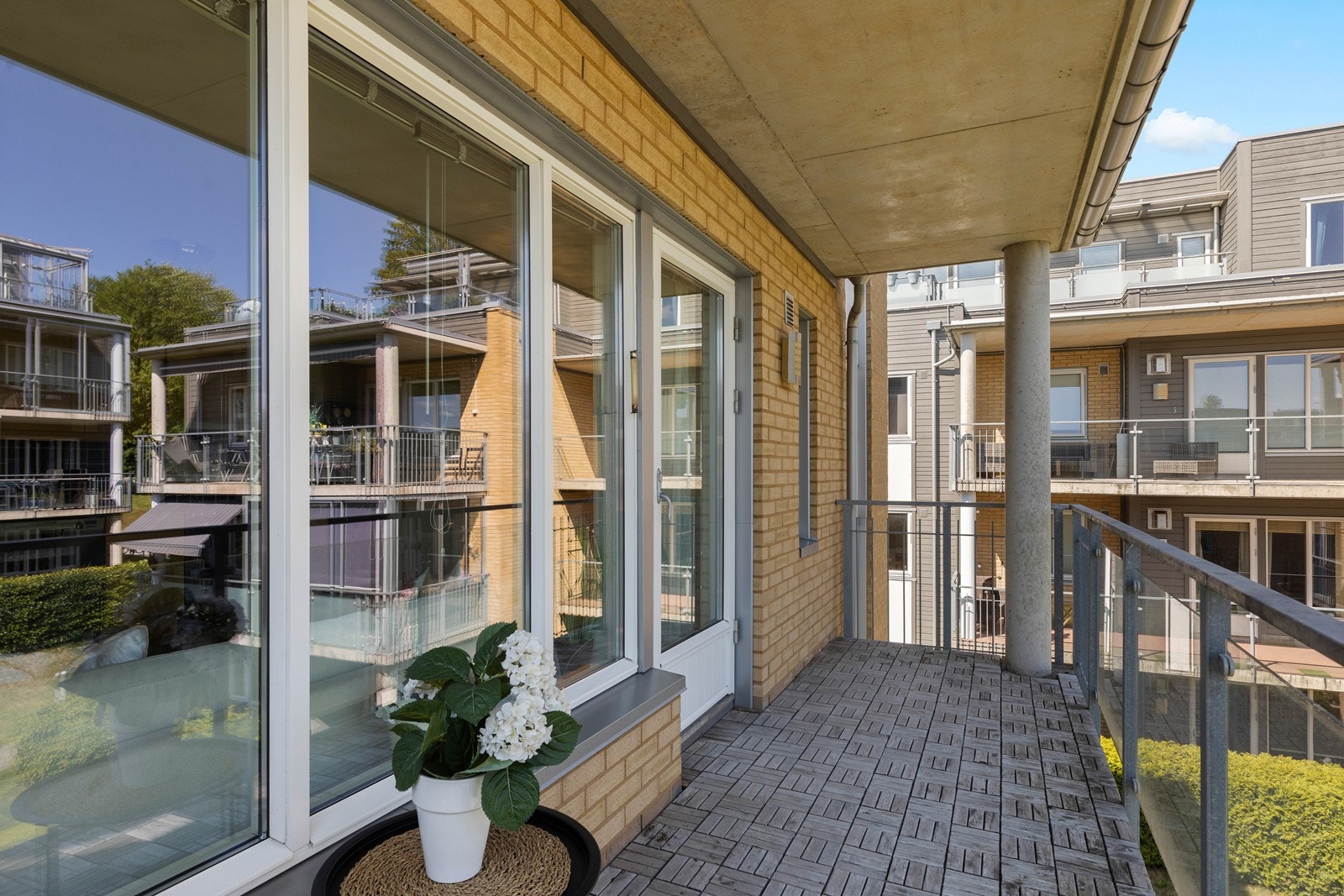 Balkongen er tilgjengelig fra stue og fungerer som en forlengelse av rommet i sommerhalvåret. Galleribilde