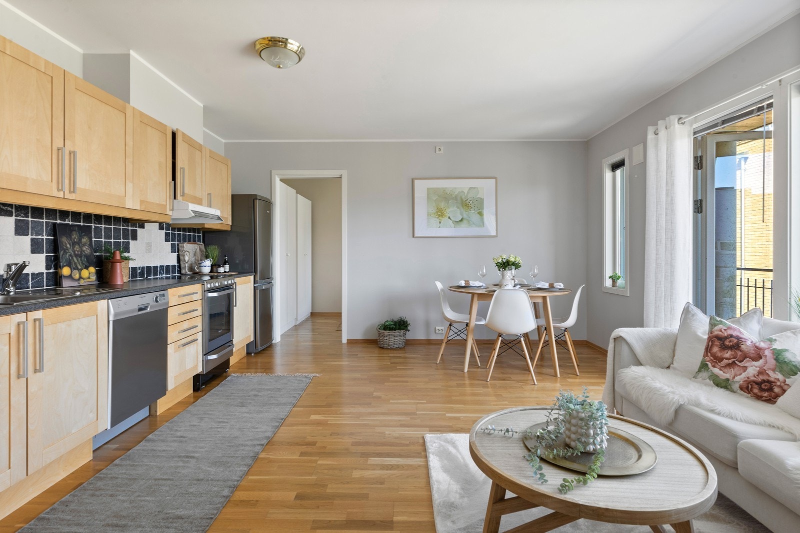 Her er det flere muligheter for innredning og god plass til både spisestue og sofagruppe. Galleribilde