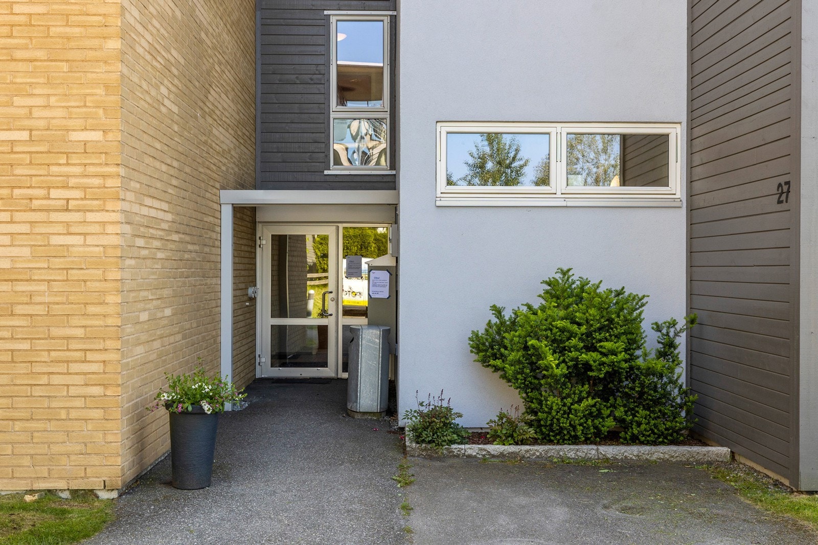 Inngangspartiet med frodig beplantning. Galleribilde