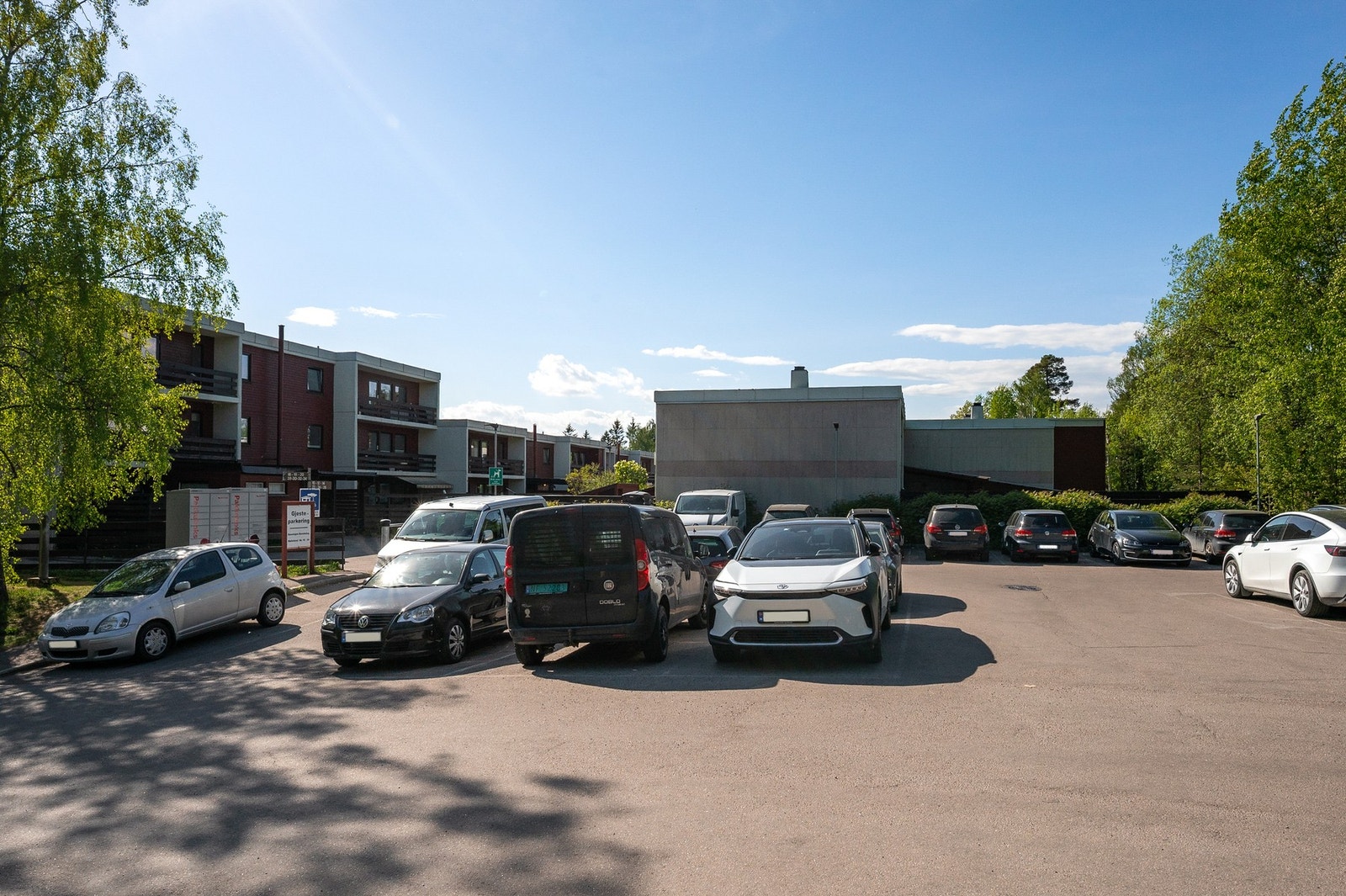Det medfølger innendørs garasjeplass med elbil lader. På bildet ser du gjesteparkeringen. Galleribilde