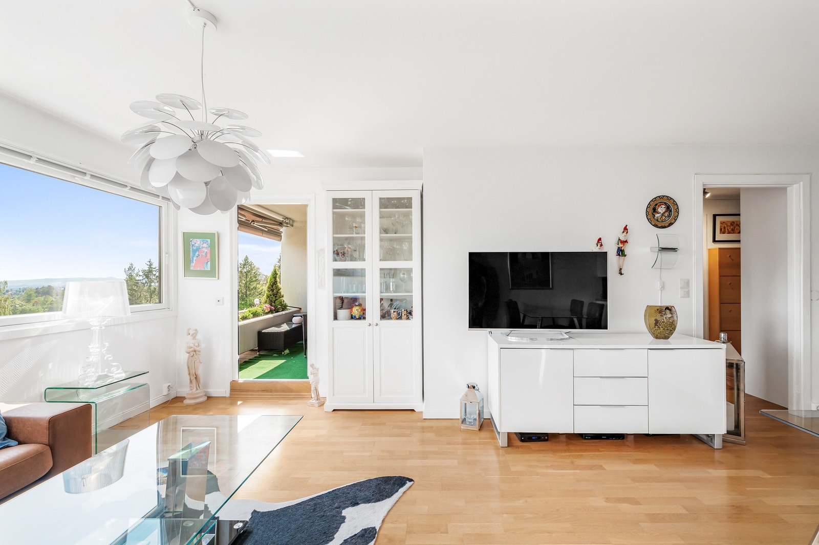 En stue som føles åpen og lun på samme tid - et sted man virkelig kan lande etter en lang dag. Galleribilde