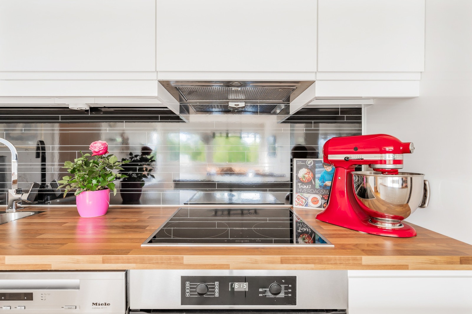 Kjøkkenet er utstyrt med kvalitets hvitevarer fra Miele som kombinerer funksjonalitet og design. Galleribilde