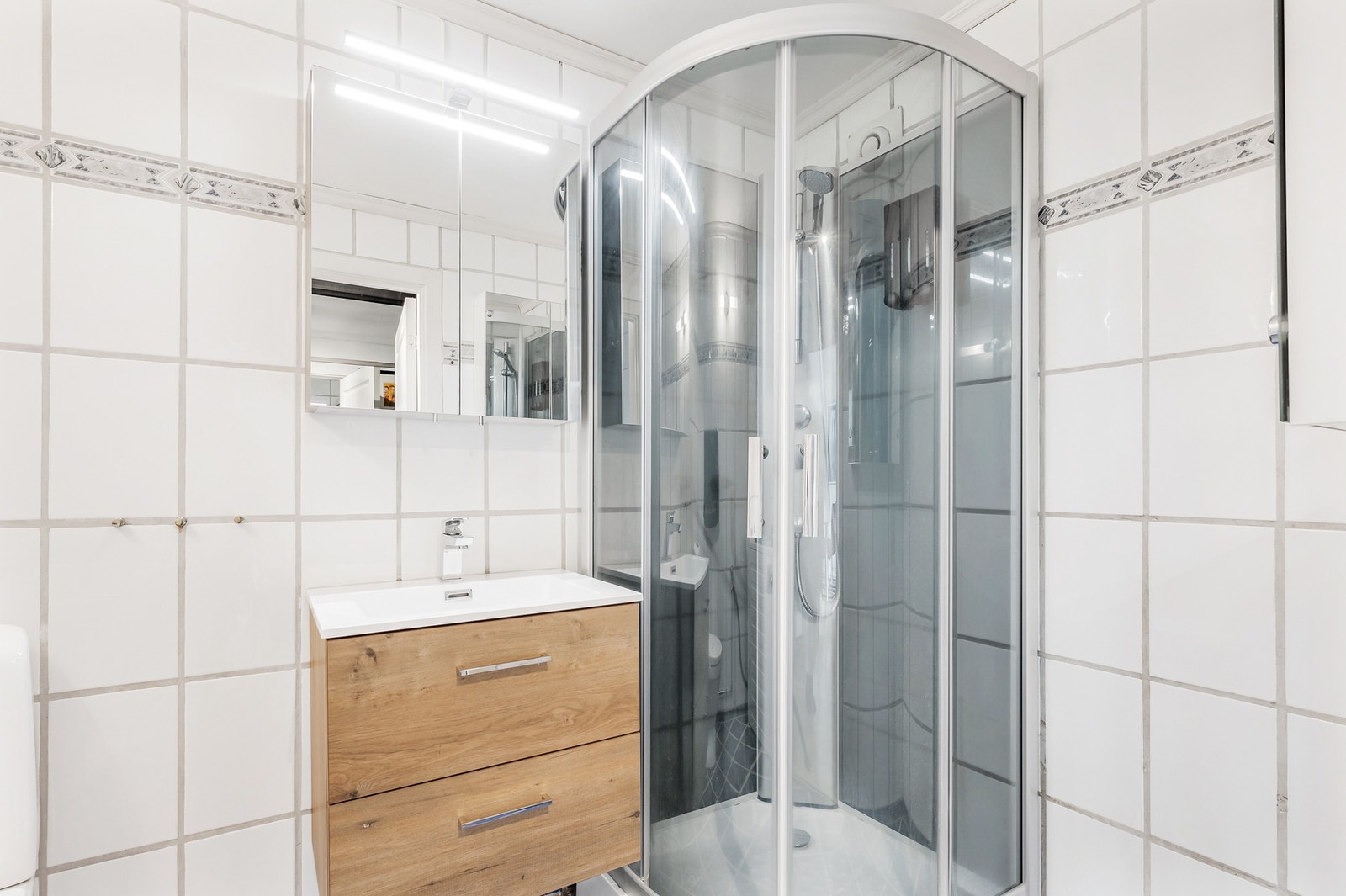 Badet er oppgradert i nyere tid med ny baderomsinnredning, dusjhjørne, speilskap og toalett. Galleribilde
