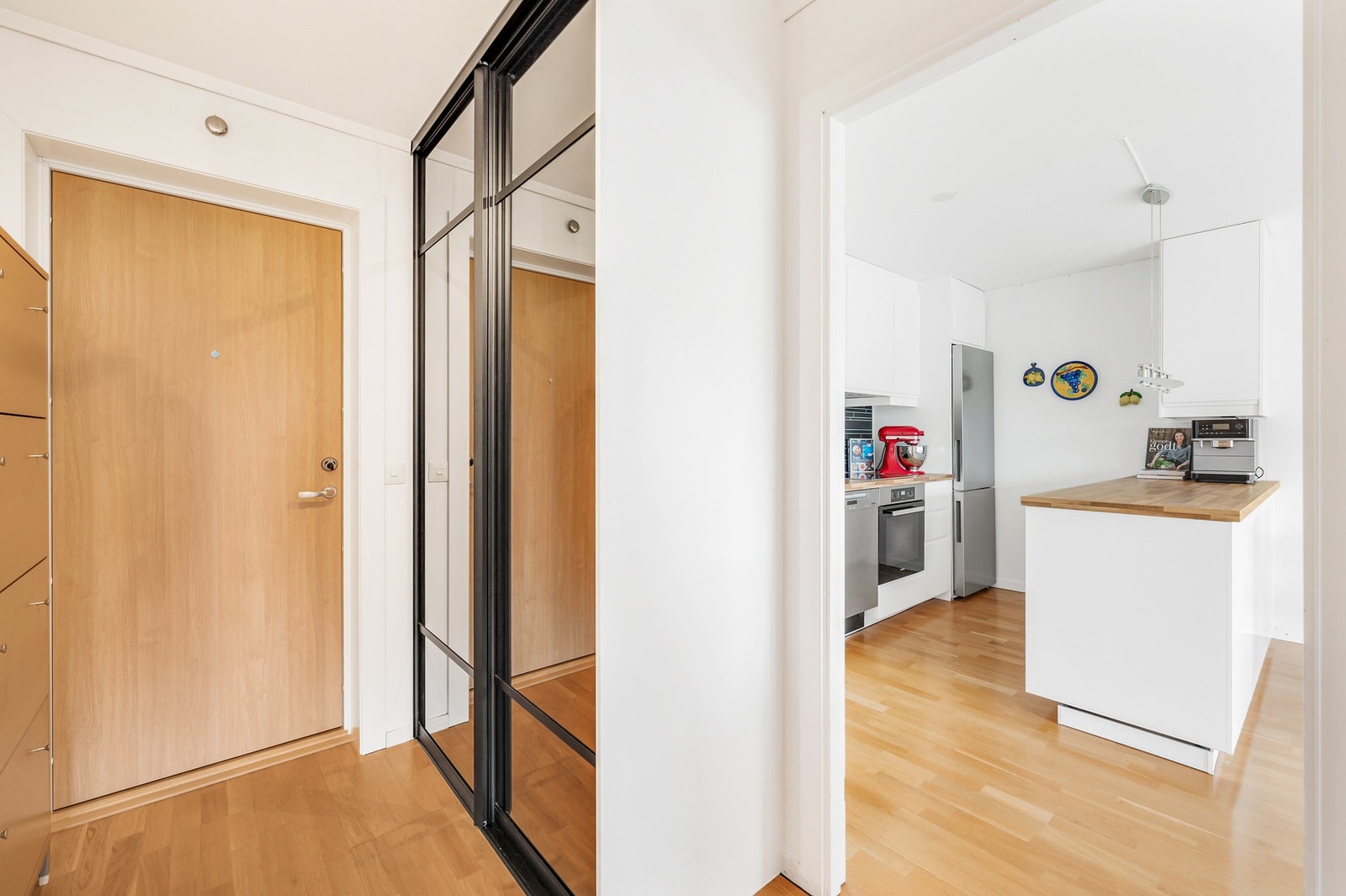 Innbydende entré med god oppbevaringsplass i skyvedørsgarderobe. Perfekt for sko- og ytterbekledning, støvsuger og div. andre rengjøringsartikler. Galleribilde