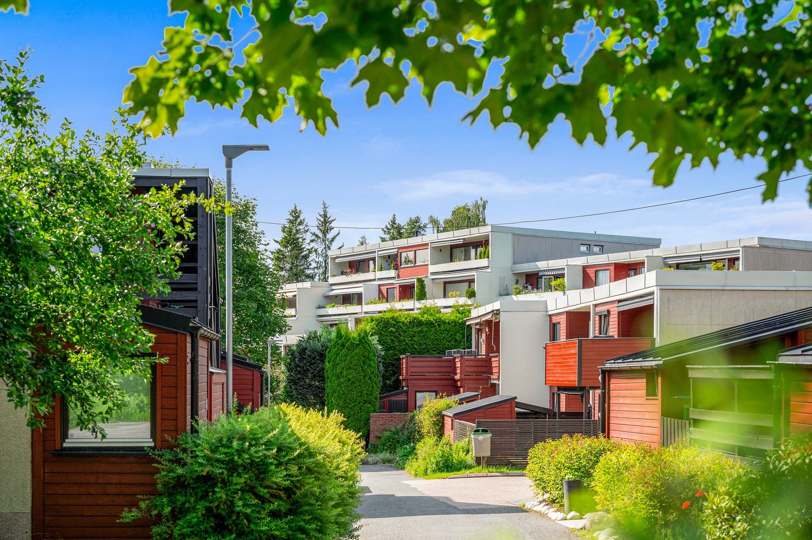 Borettslaget ligger idyllisk til på Lysejordet, omkranset av flotte grøntområder, pent opparbeidede interne veier og fin beplantning. Galleribilde