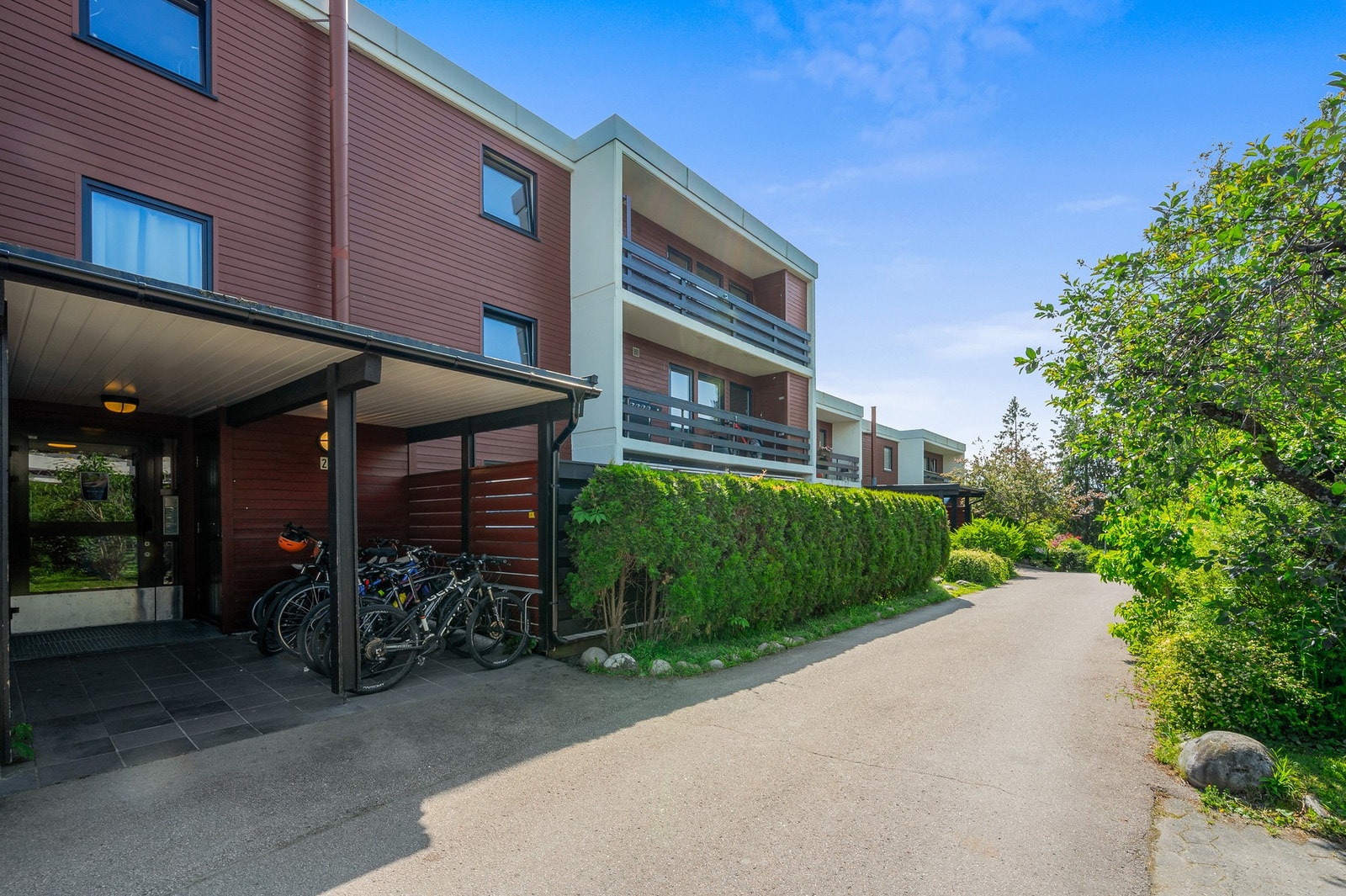 Det er sykkelparkering rett utenfor inngangsdøren. Galleribilde