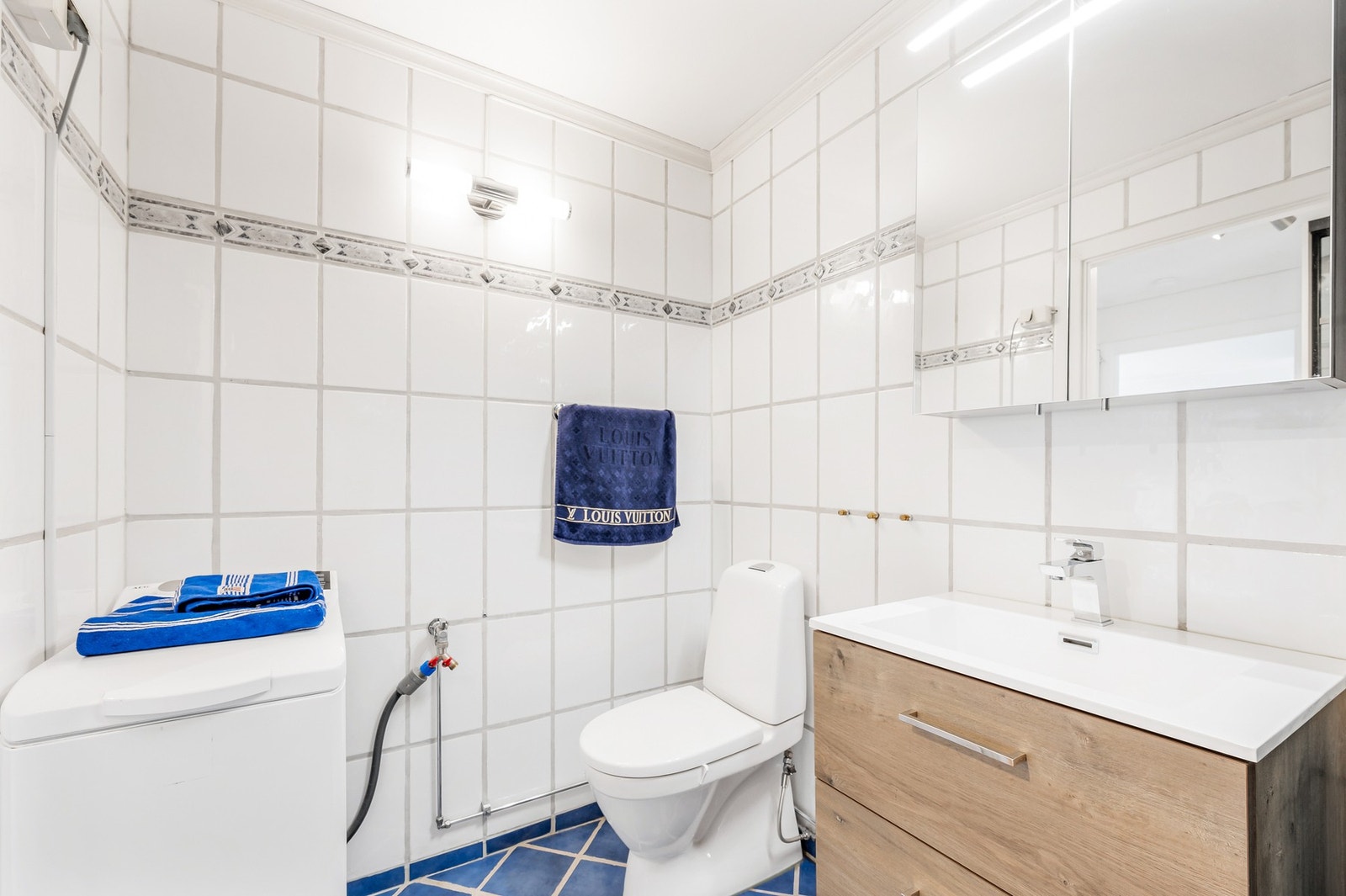 Badet har en fin størrelse og har plass til vaskemaskin i full størrelse - en praktisk løsning i hverdagen. Det er også tilgang til fellesvaskeri om ønskelig. Galleribilde