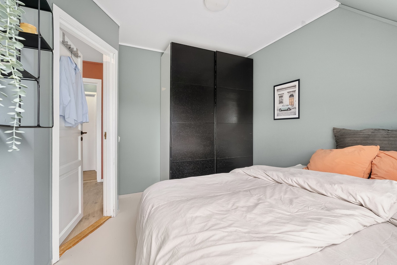 Garderobeskap på soverom medfølger handelen. Galleribilde