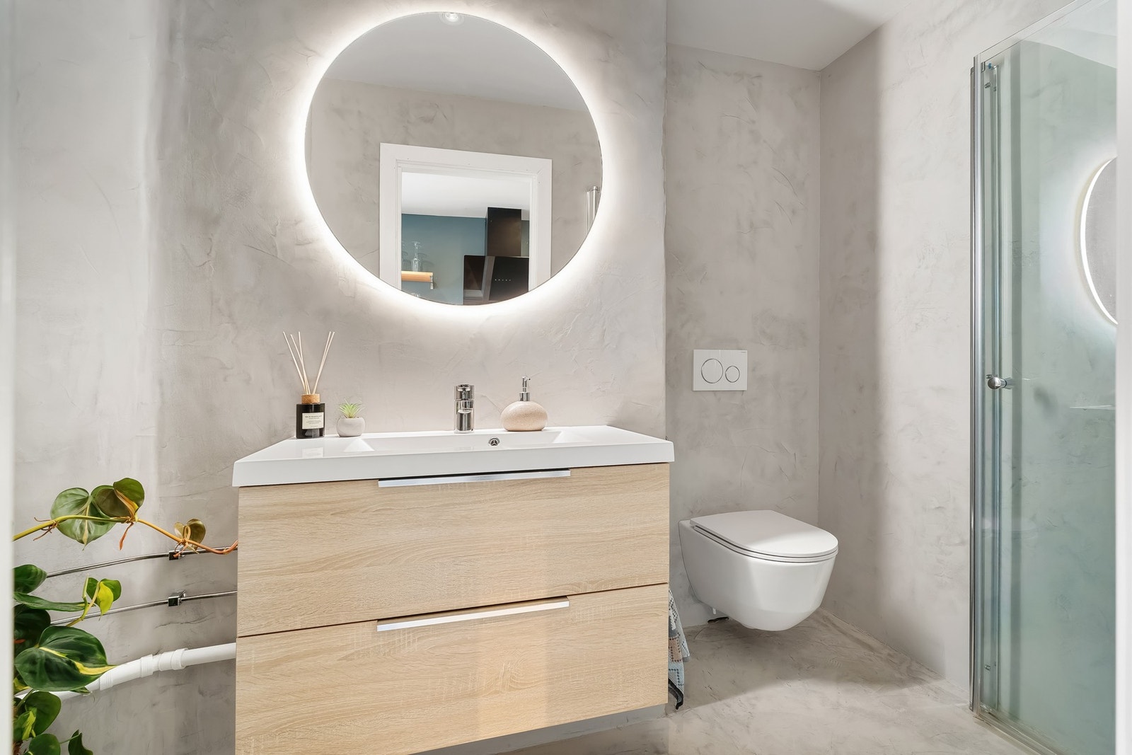 Badet er flislagt med varme i gulv og behandlet med mikrosement. Galleribilde