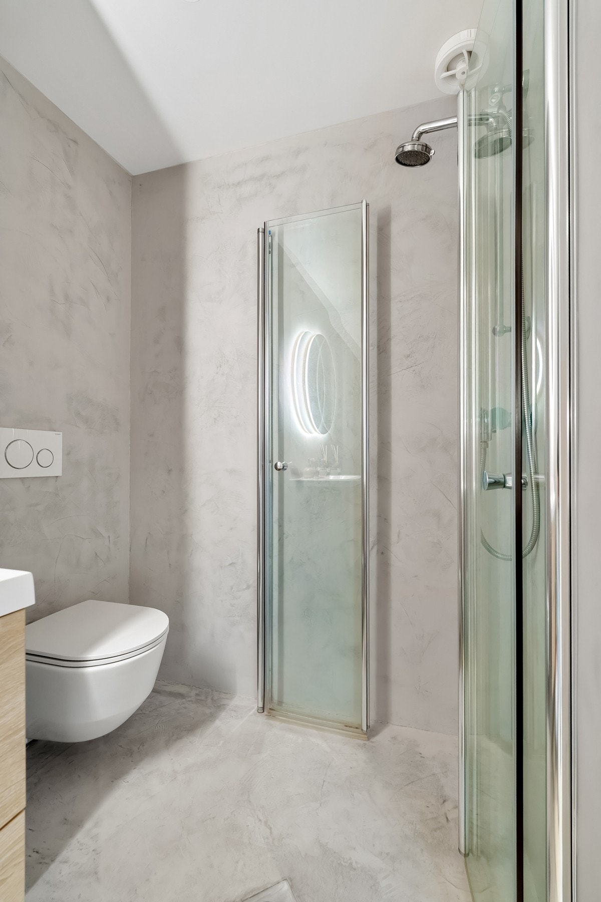 Vegghengt WC og innfellbare dusjdører i glass. Galleribilde