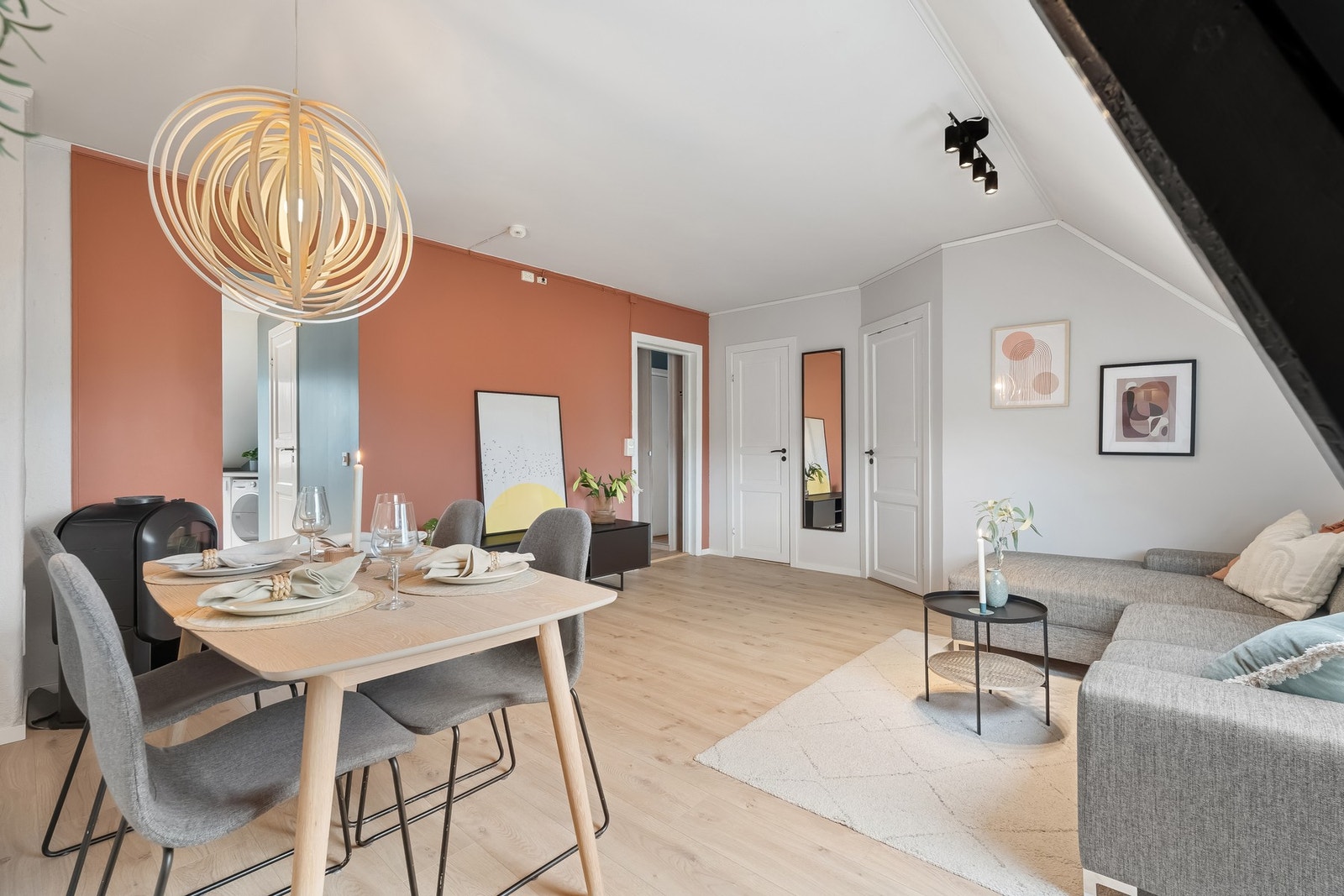 Leiligheten har en stor og flott stue som enkelt deles opp i flere naturlige soner. Galleribilde