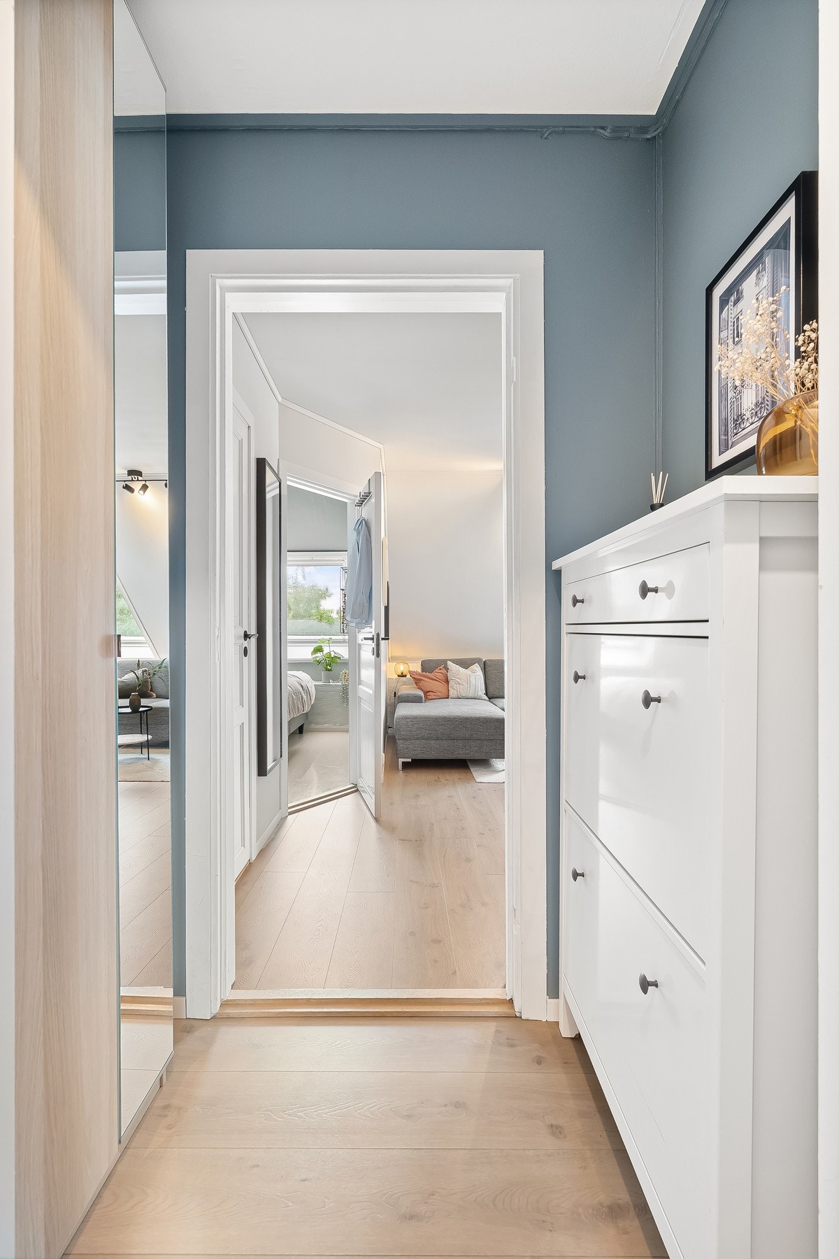 Entre med gode oppbevaringsmuligheter. Galleribilde