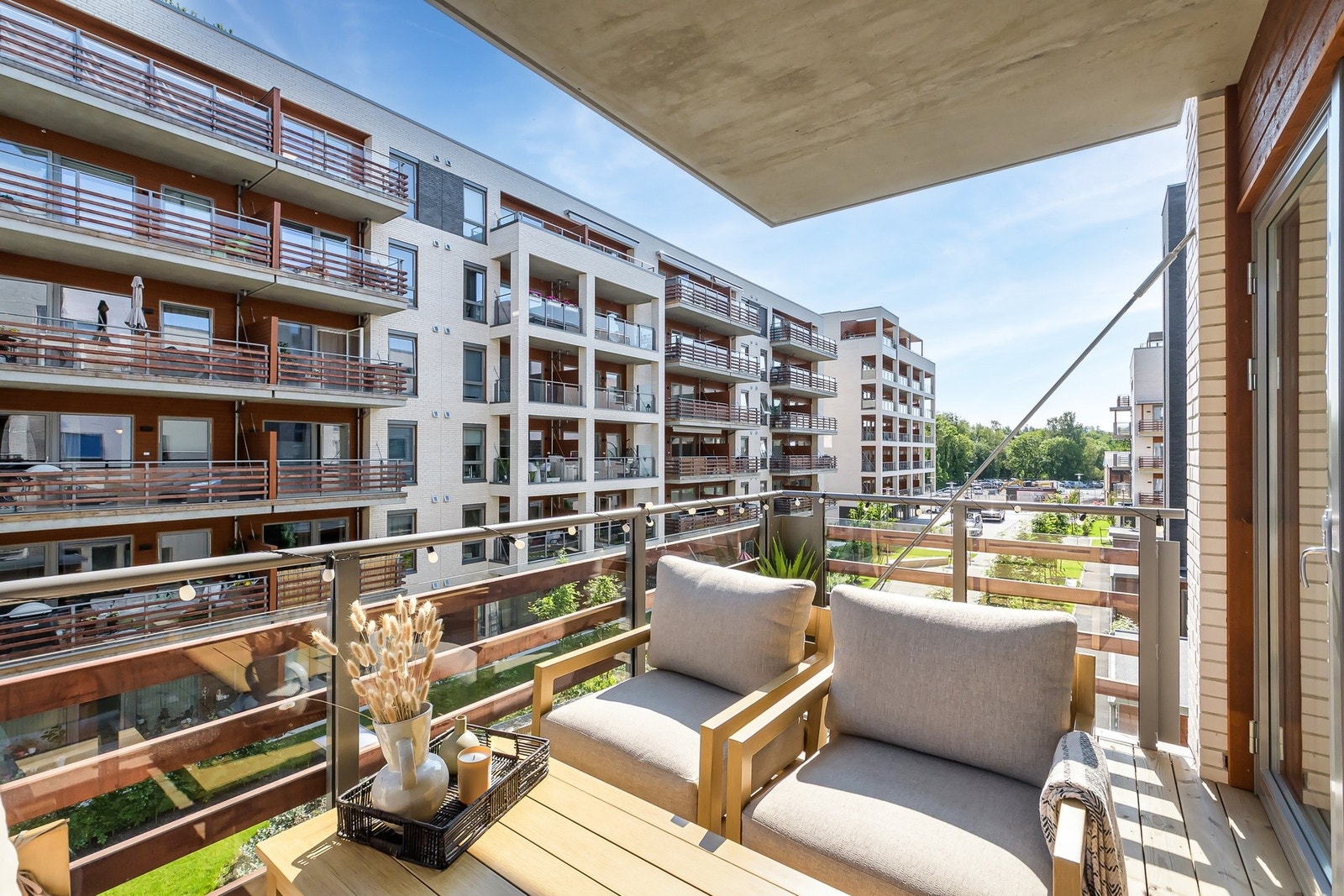 Balkongen er romslig med plass til både sittegruppe og diverse beplantning. Balkongen er på ca. 8 kvm. Galleribilde
