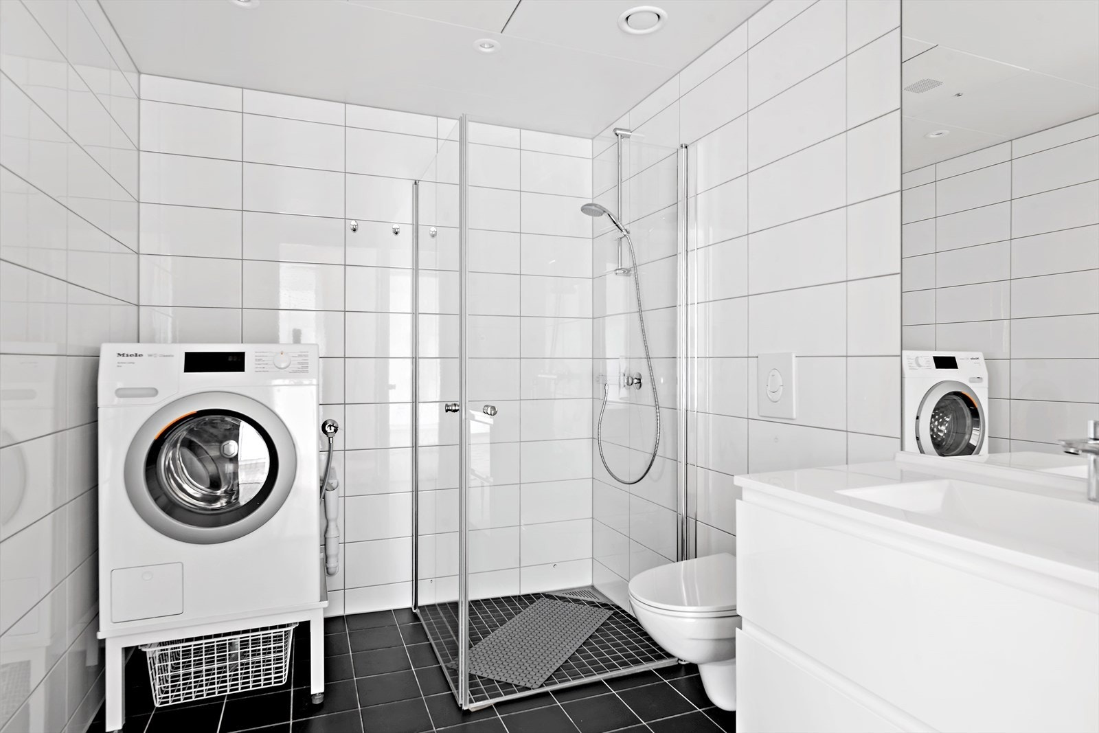 Bad med opplegg for vaskemaskin Galleribilde