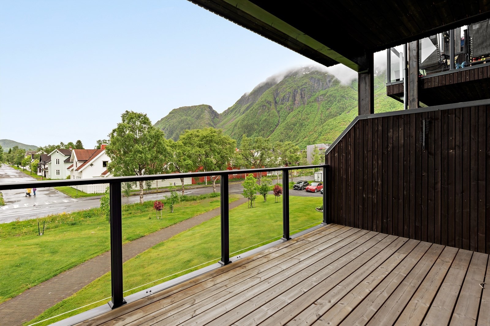 Balkong med glassrekkverk og nydelig utsikt Galleribilde