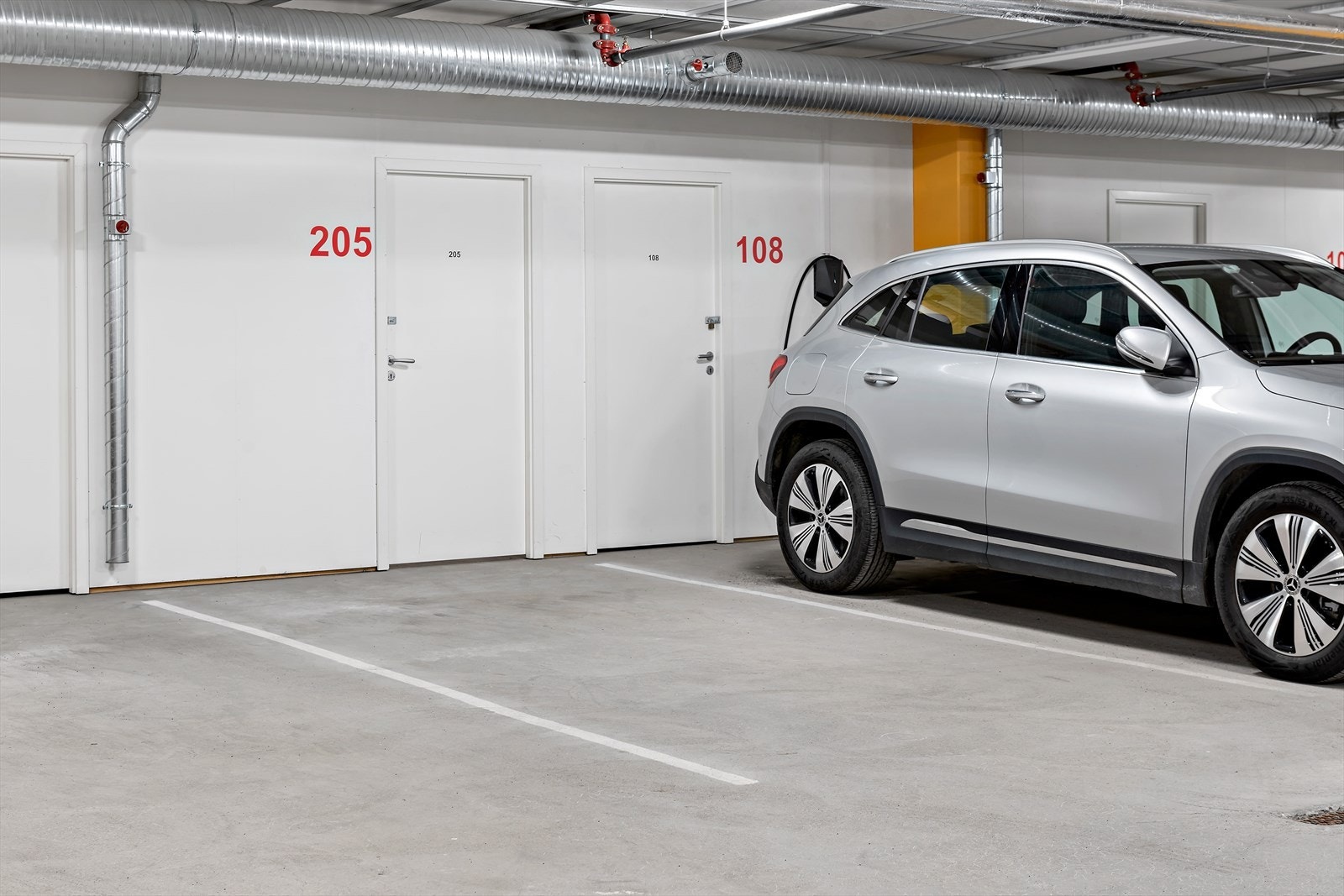 Parkeringskjeller med fast plass og bod Galleribilde