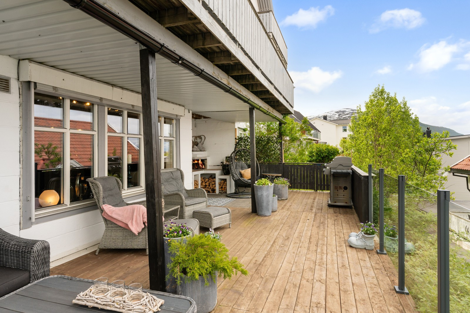 Romslig terrasse - Her er det god plass til flere sosiale soner med utemøbler, planter og grill.