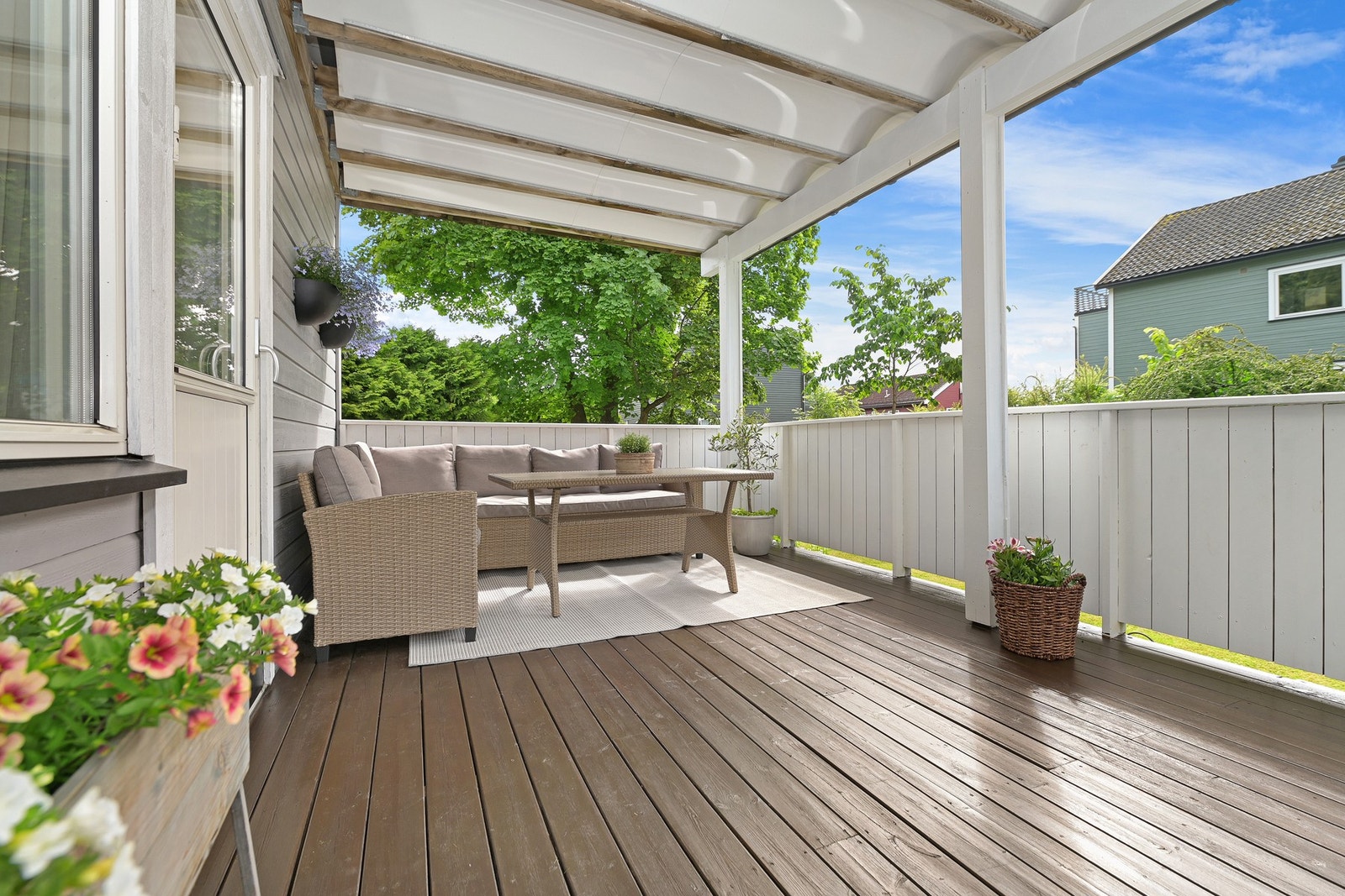 Store deler av sommerhalvåret står døren oppe og mye tid blir tilbrakt her ute. På verandaen er det god plass til både utemøbler og grill. Galleribilde