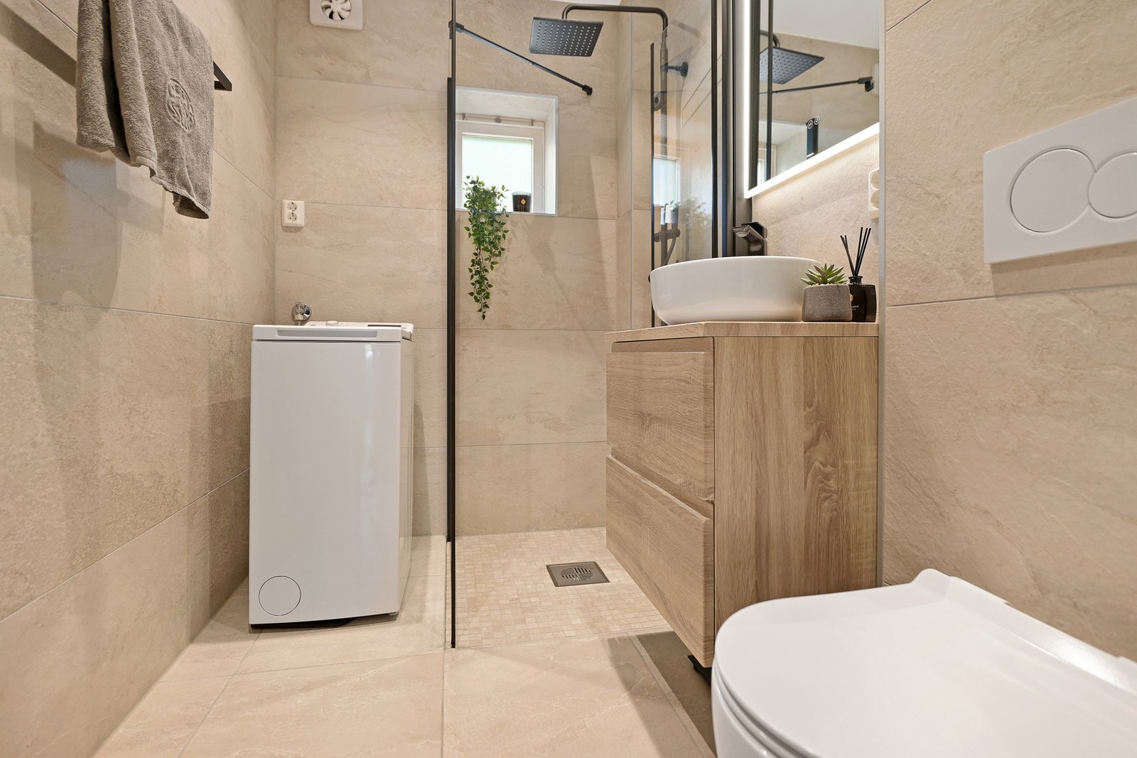 Boligen har et delikat bad som er pusset opp i 2022. Badet er innredet med nedfelt servant, veggfestet toalett, dusjhjørne og opplegg for vaskemaskin. Galleribilde