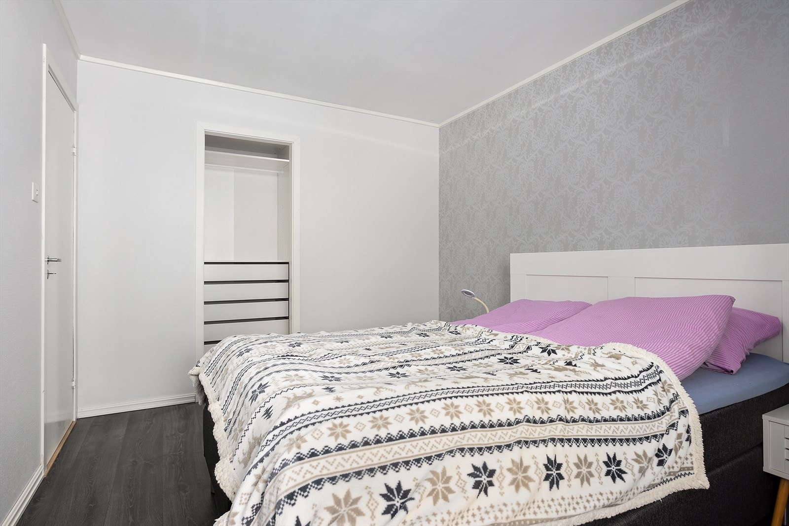 Fra soverommet er det inngang til bod/walk in closet Galleribilde