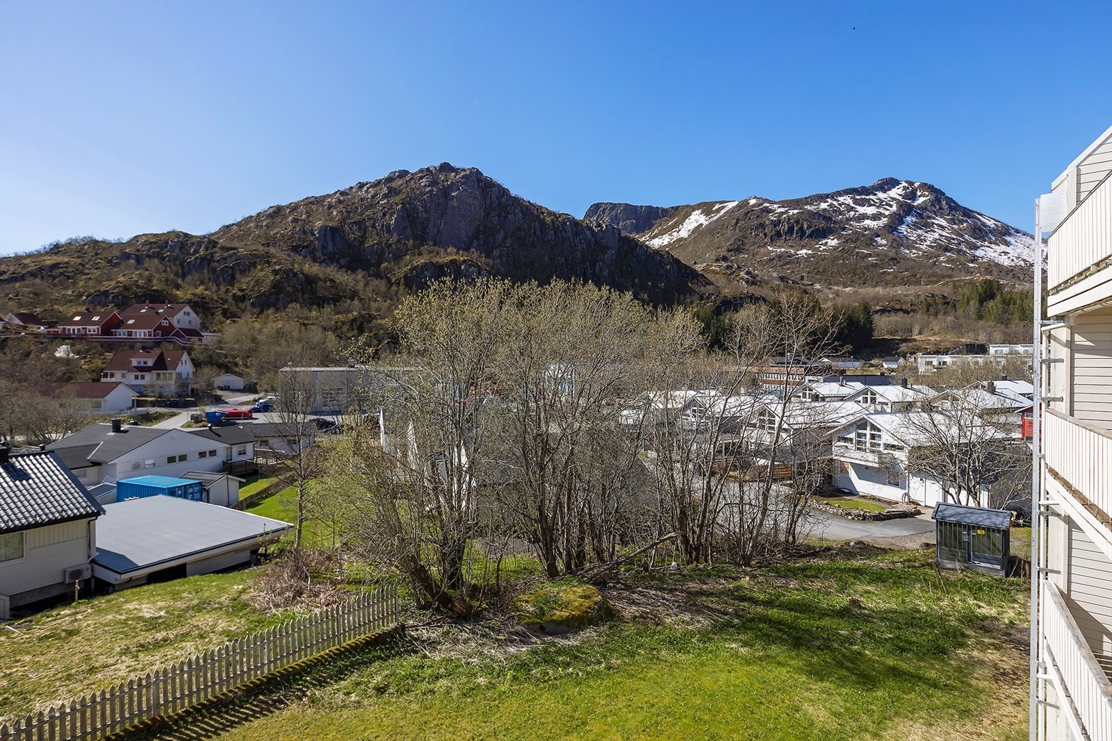 Utsikt mot Tjeldbergtinden og Linken som er populære turdestinasjoner Galleribilde