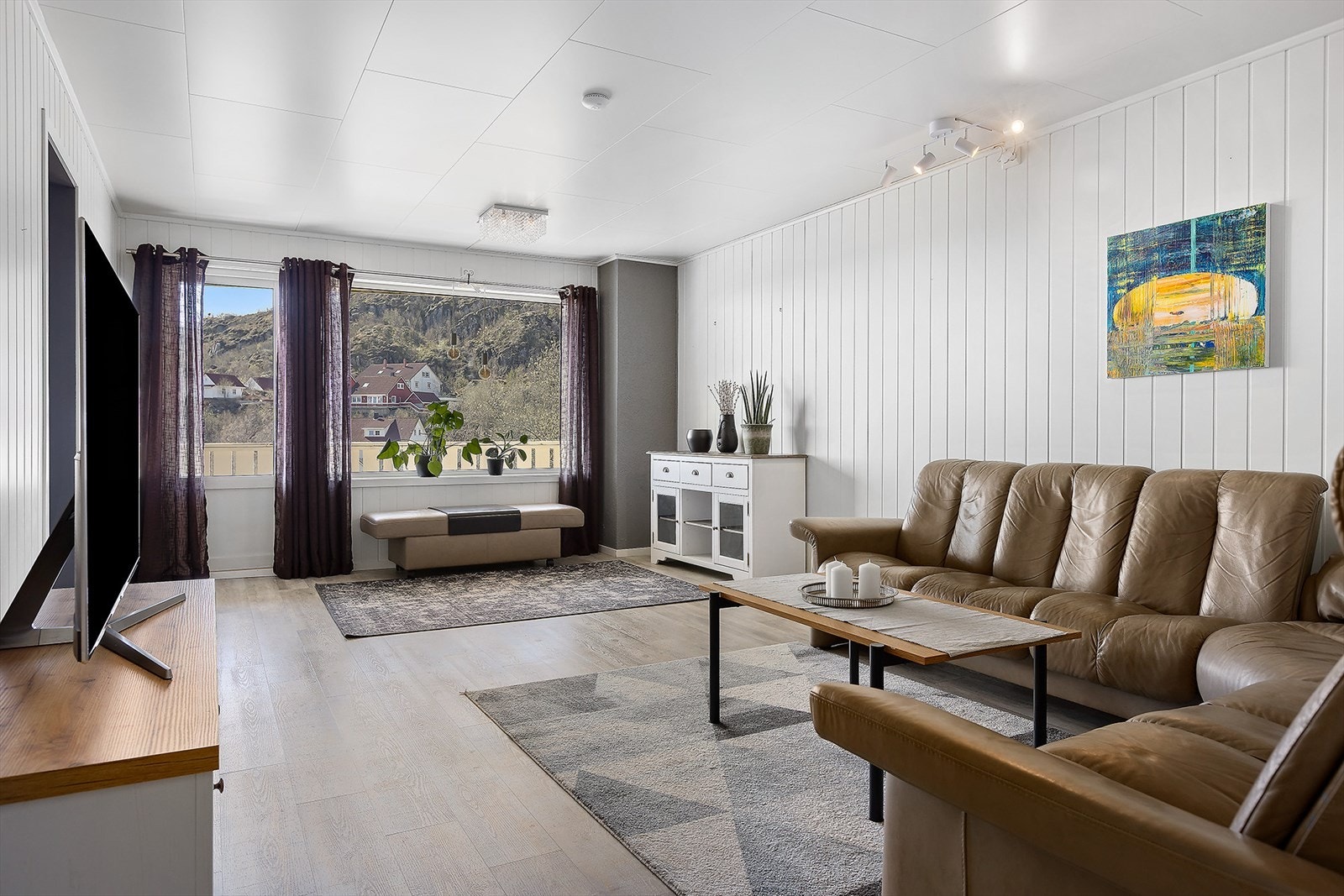 Flott stue med store vindusflater Galleribilde