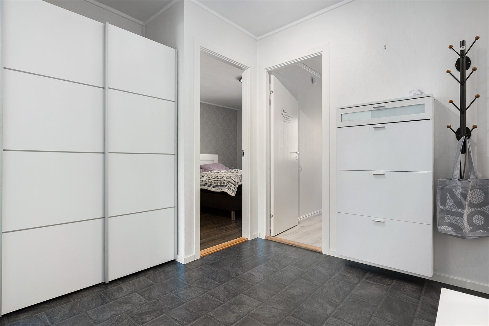 Stor gang/entré med skyvedørsgarderobe og skoskap Galleribilde