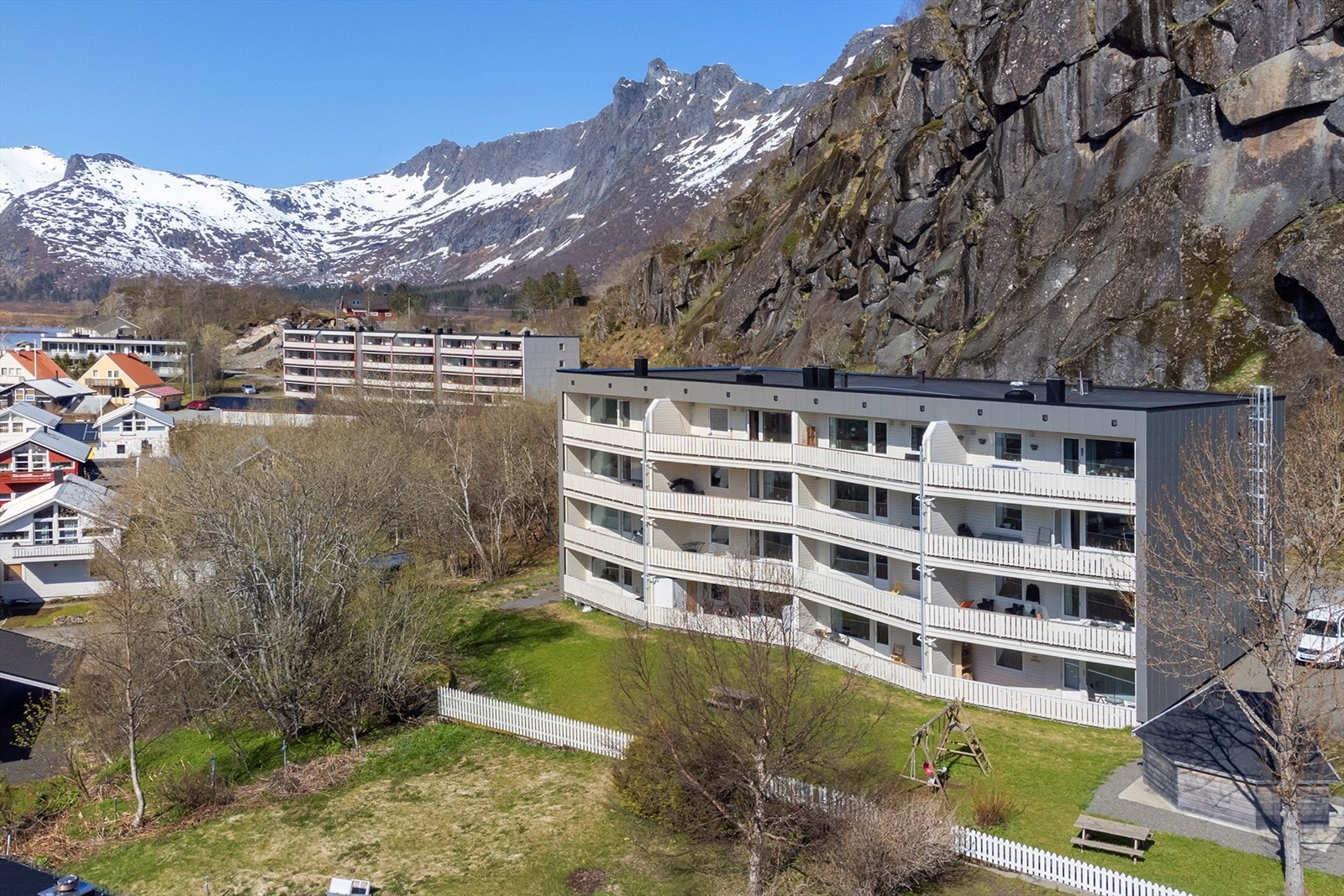 Fasade og pent uteområde Galleribilde