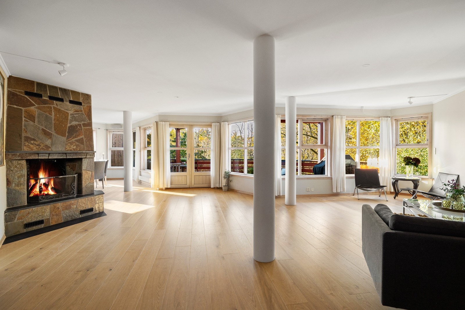 Stuen har flott lysbeiset eikeparkett fra 2019, og veggene er malt i delikate, lyse farger som gir et fleksibelt grunnlag for innredning. Galleribilde