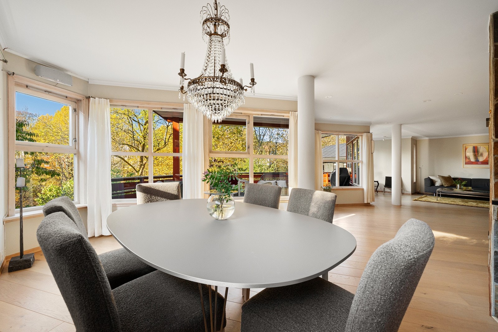 God plass til stor sofagruppe med tilhørende møblement og et spisebord i tilknyning til kjøkkenet. Galleribilde