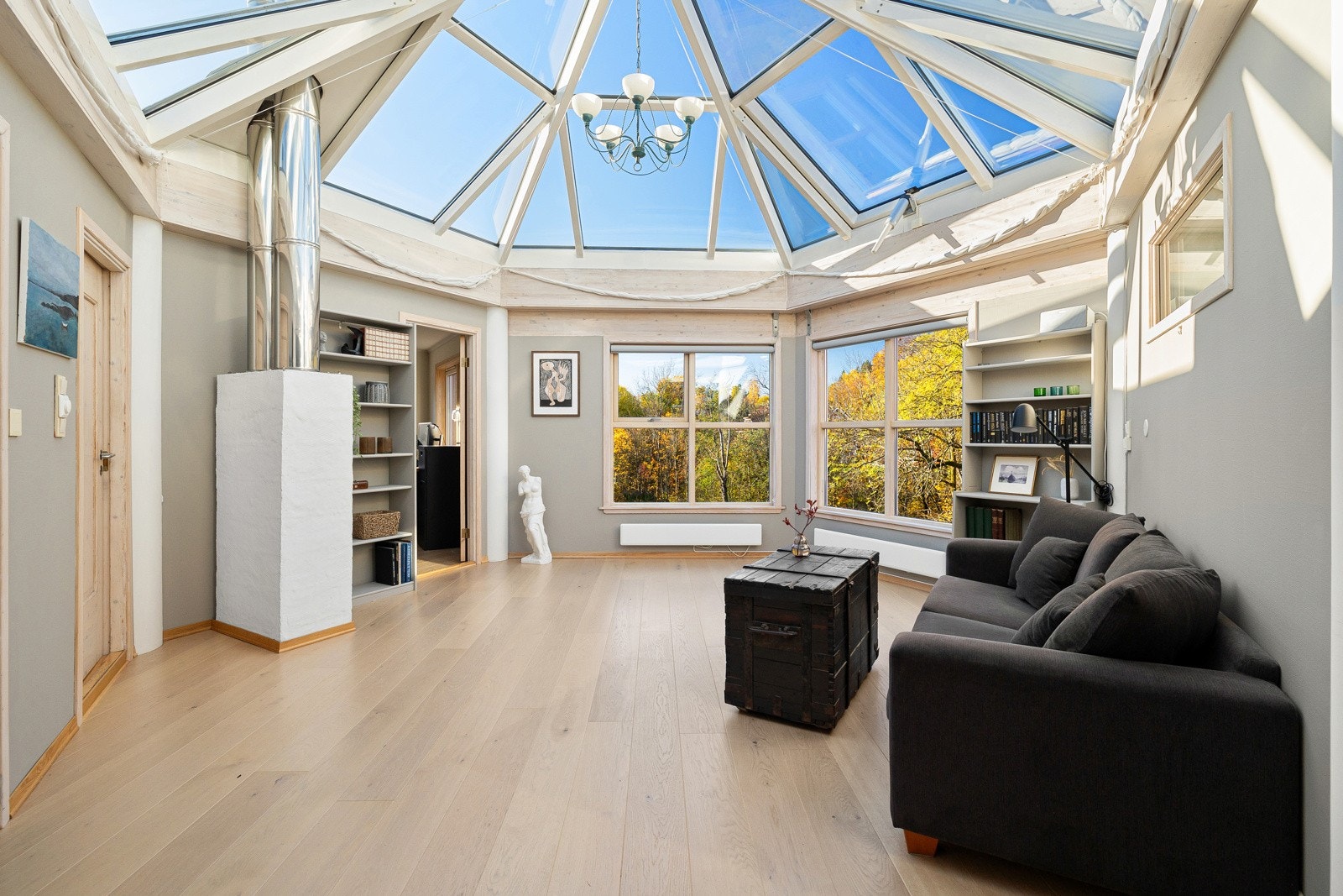 Boligen har en unik stue med en imponerende glasskuppel som slipper inn rikelig med naturlig lys og gir flott utsikt. Galleribilde