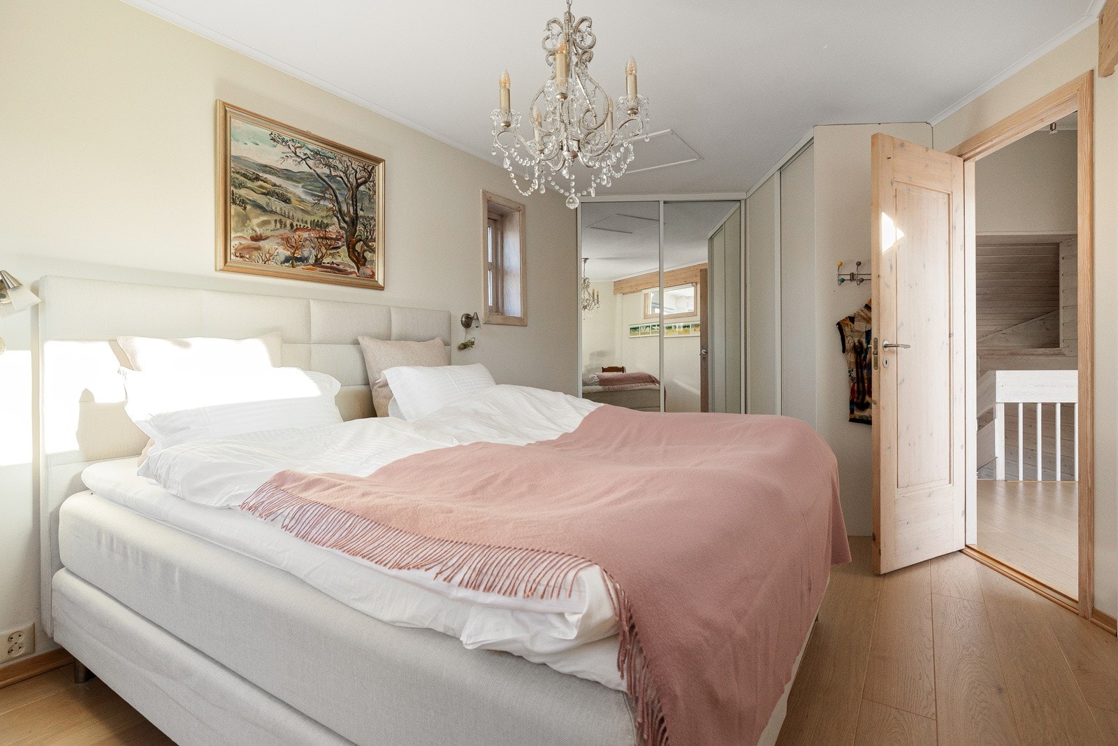 Rommet er innredet med en plassbygd skyvedørsgarderobe med speilfront. Galleribilde