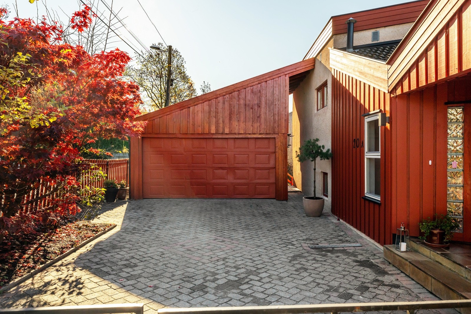 Gode parkeringsmuligheter i dobbel garasje og på egen gårdsplass. Galleribilde