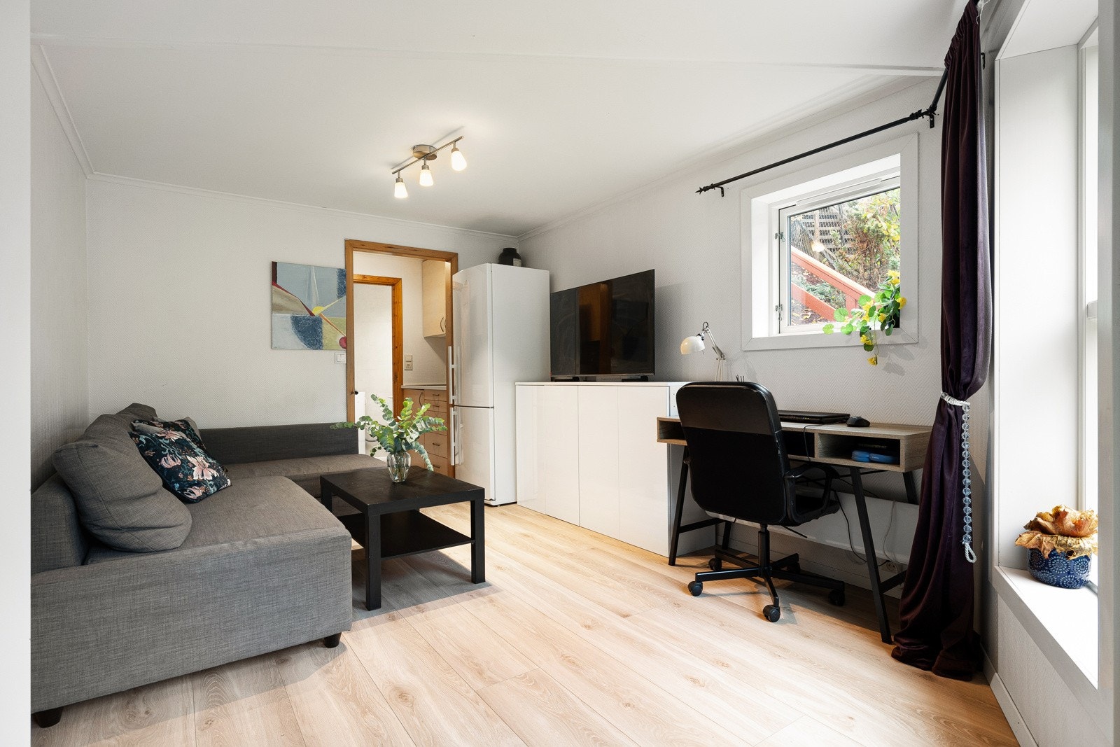 Hybel - Romslig stue med god plass til sofa med tilhørende møblement og kontorhjørne. Galleribilde