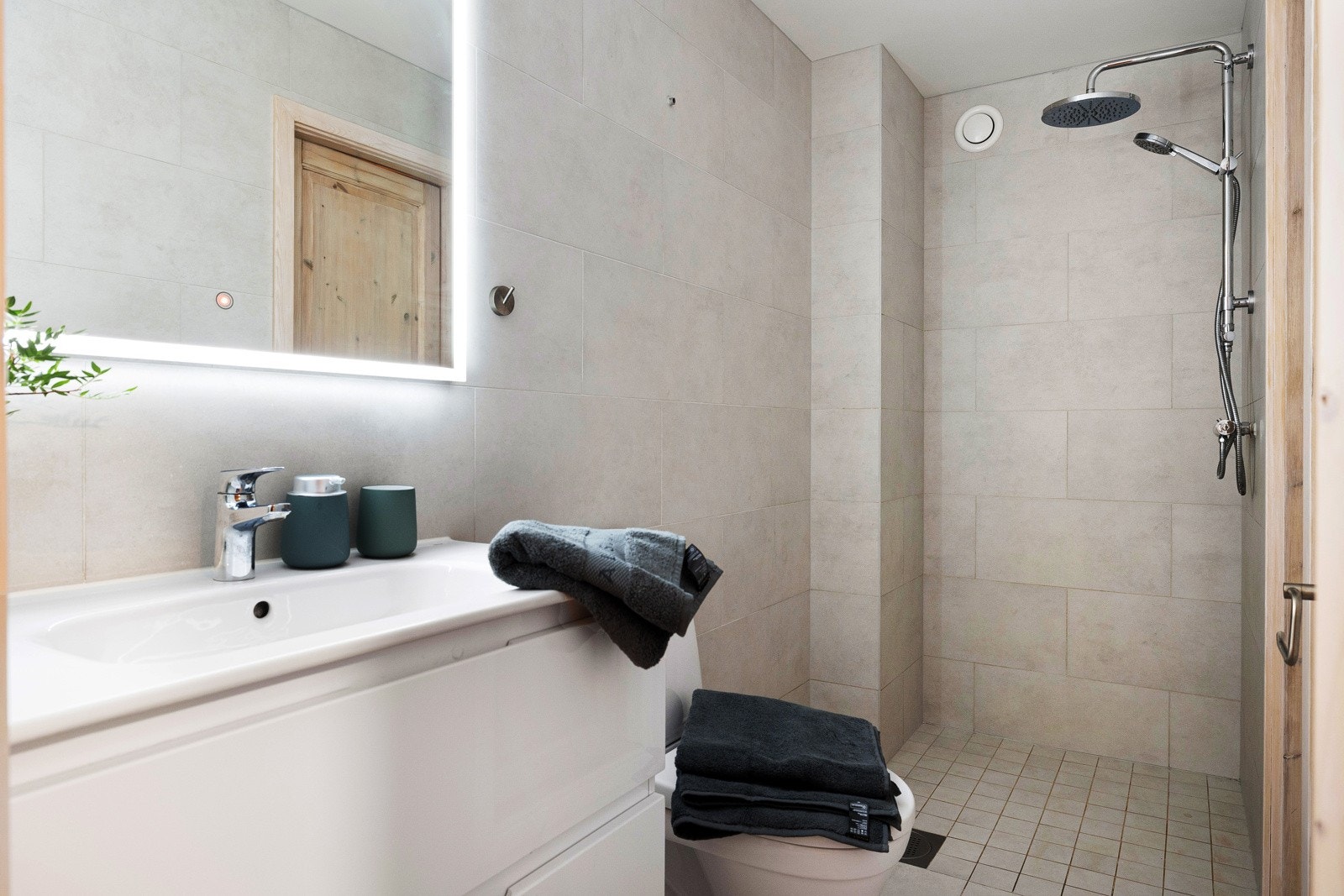 Pent flislagt bad i underetasjen, som ble oppgradert i 2020 med nye fliser, moderne innredning, termostat og smøremembran. Galleribilde