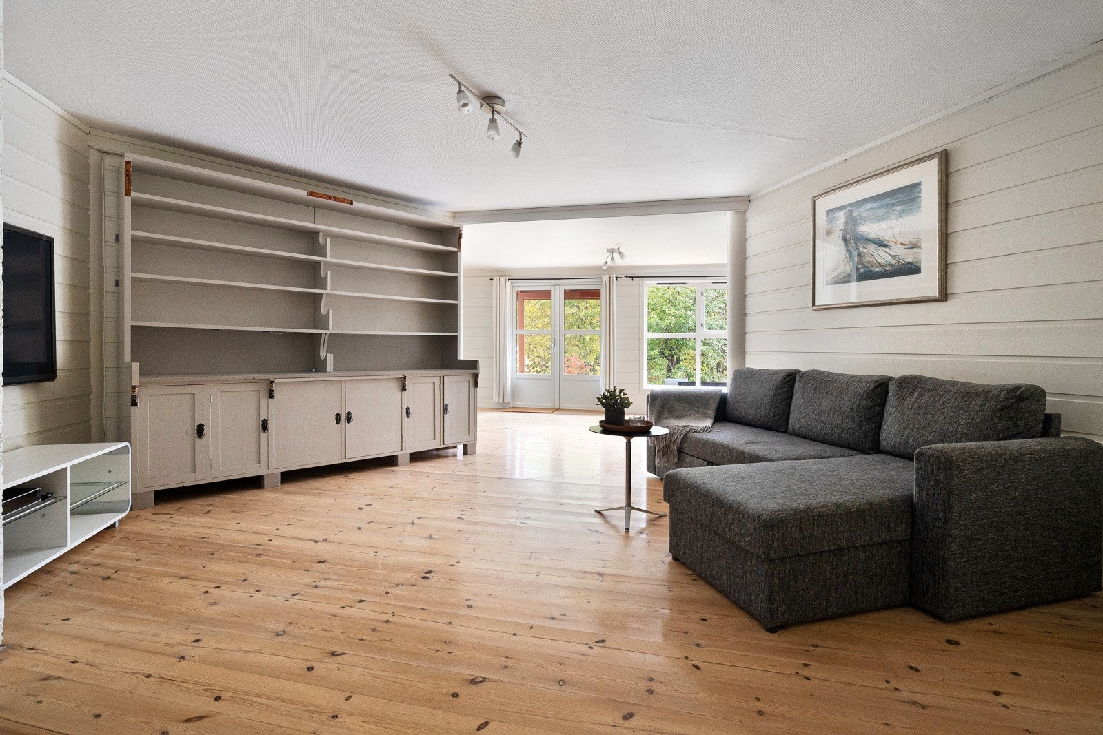 I husets underetasje er det en romslig kjellerstue med god plass til sofa og tilhørende møblement, fordelt på flere soner. Galleribilde