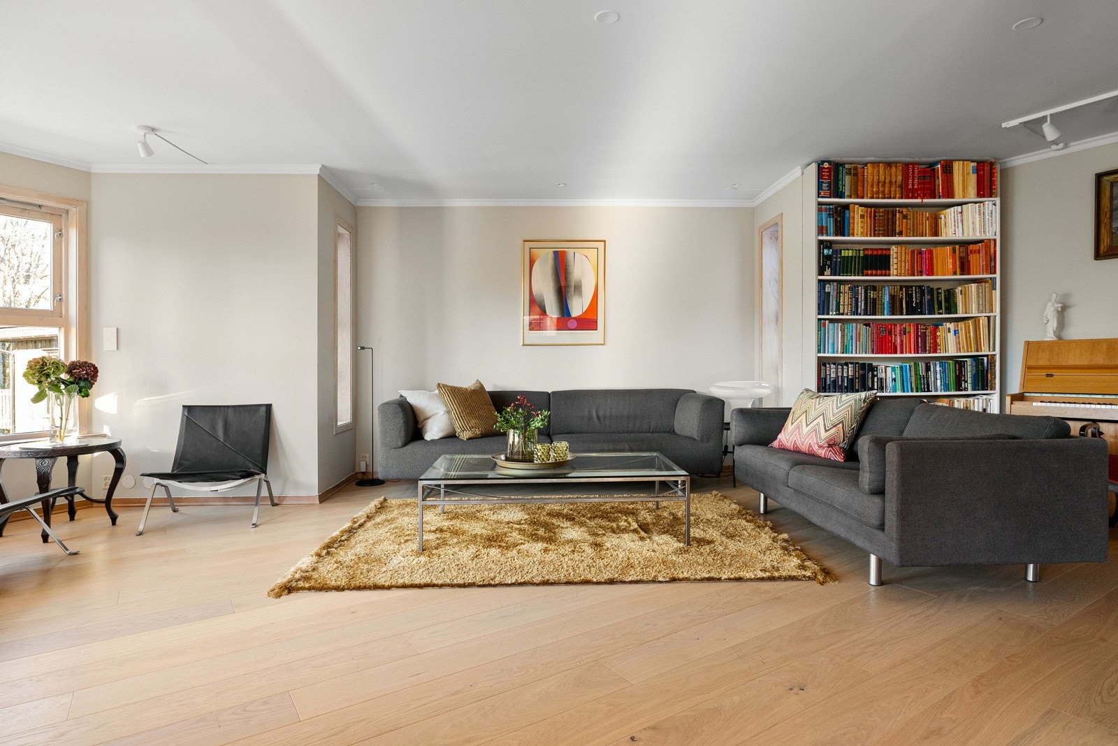 Stuen har store vindusflater som slipper inn rikelig med naturlig lys, og som samtidig rammer inn den vakre, frodige utsikten. Galleribilde