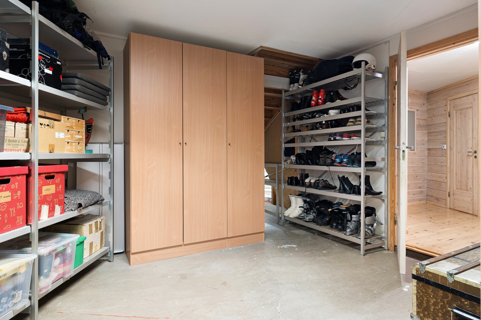 I underetasjen er det rikelig med oppbevaringsplass i totalt fem boder + et teksnisk rom. Galleribilde