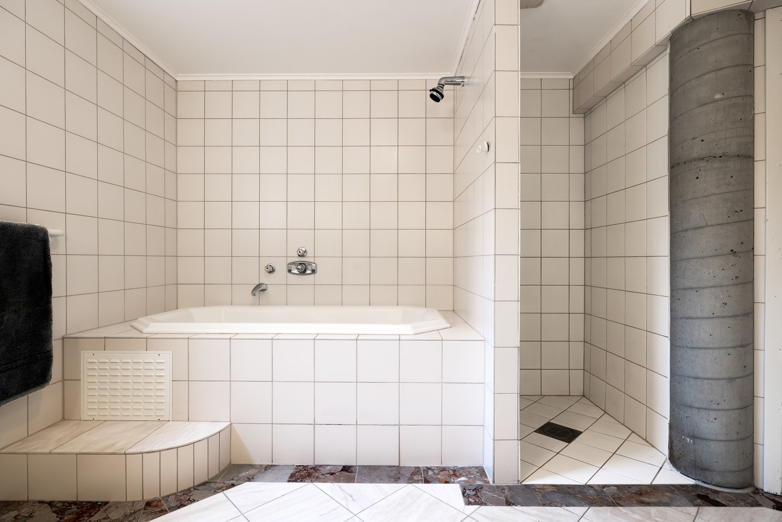 Badet er innredet med stort innmurt boblebadekar, dusjnisje, dobbel servant og toalett. Galleribilde