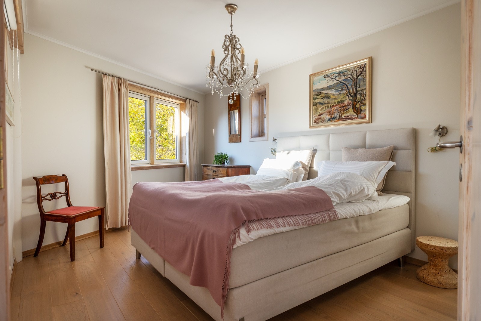 Hovedsoverommet er romslig, med plass til en stor dobbeltseng, nattbord og kommode. Galleribilde