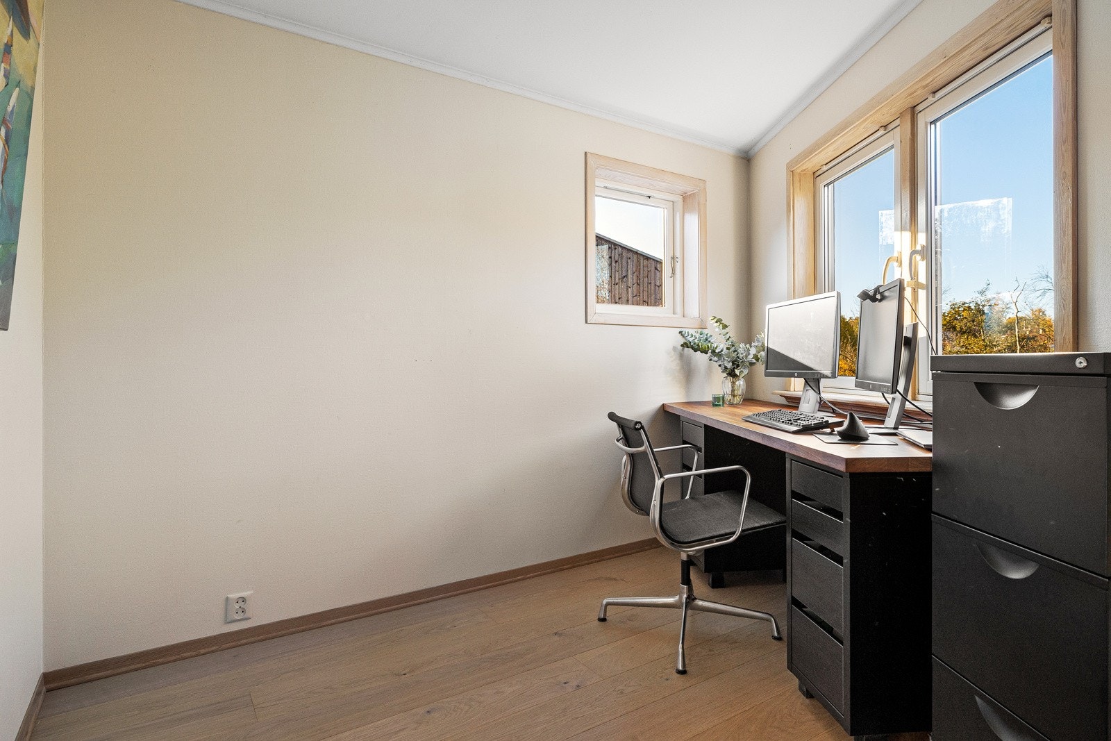 Soverom III brukes i dag som kontor og har god plass til kontorpult med tilhørende møblement. Galleribilde