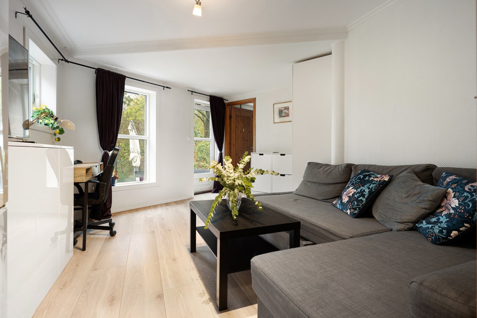 Hybel - Store vindusflater slipper inn rikelig med naturlig lys. Galleribilde