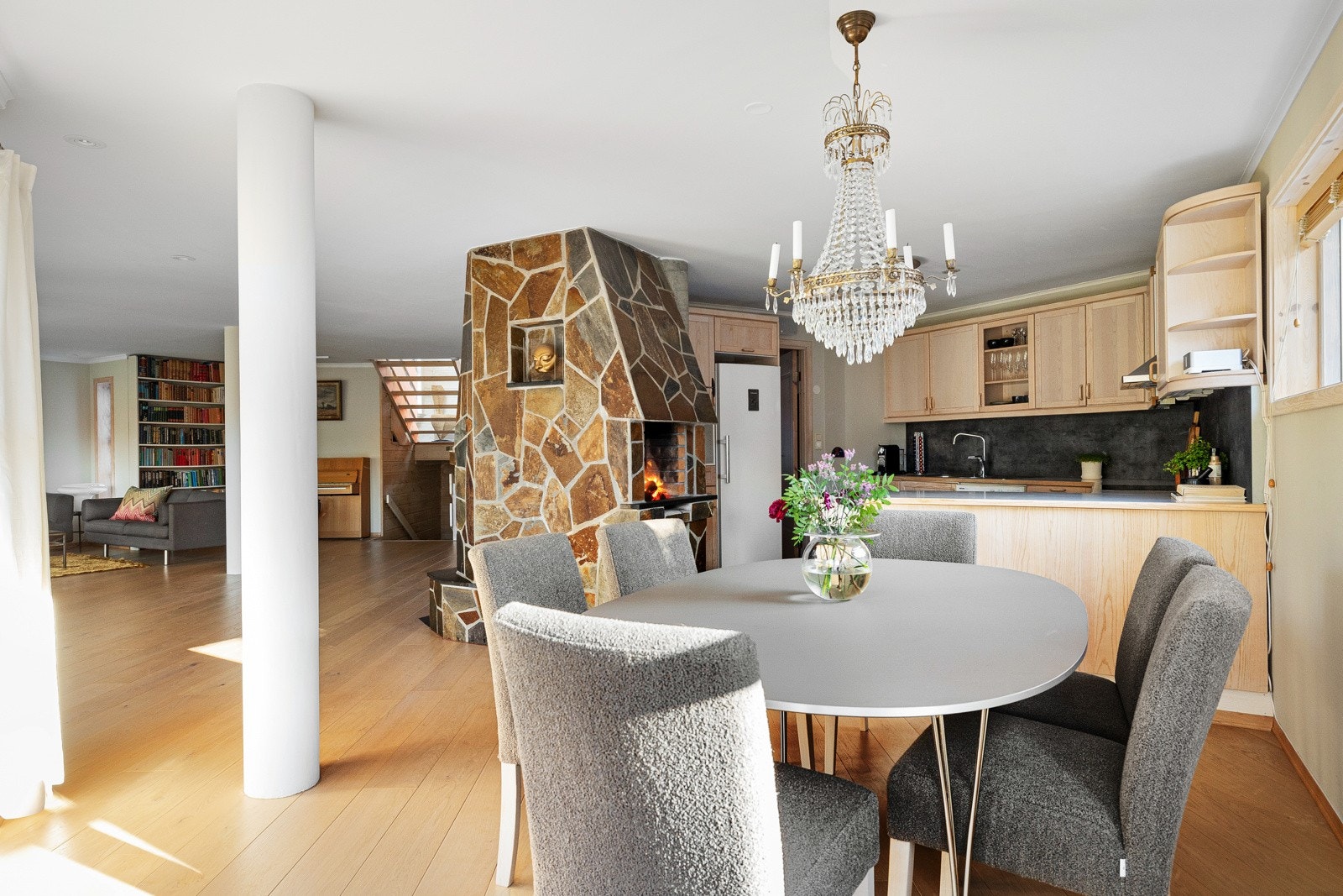 I tilknyttning til kjøkkenet er det god plass til en stor spisestue med peis. Galleribilde