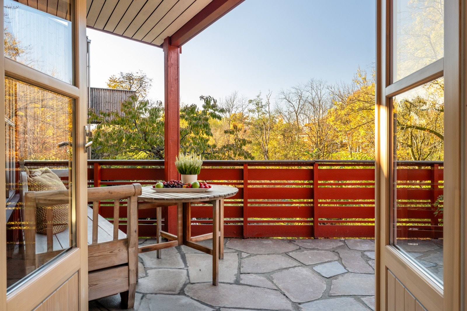 Fra stuen er det direkte adkomst til husets flotte sørvestvendte terrasse, som har gode solforhold. Galleribilde